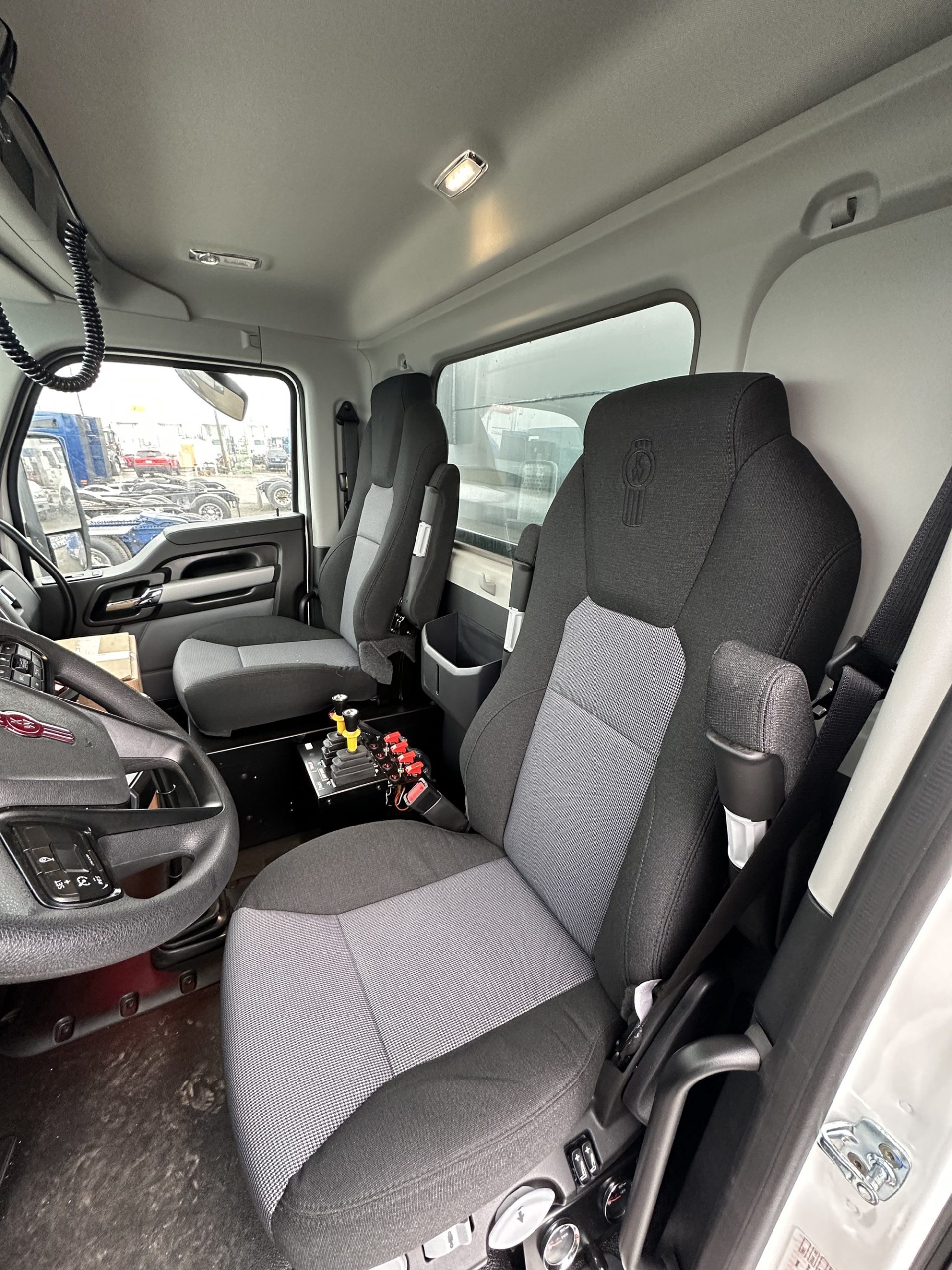 2026 Kenworth T880 - image 5 of 6