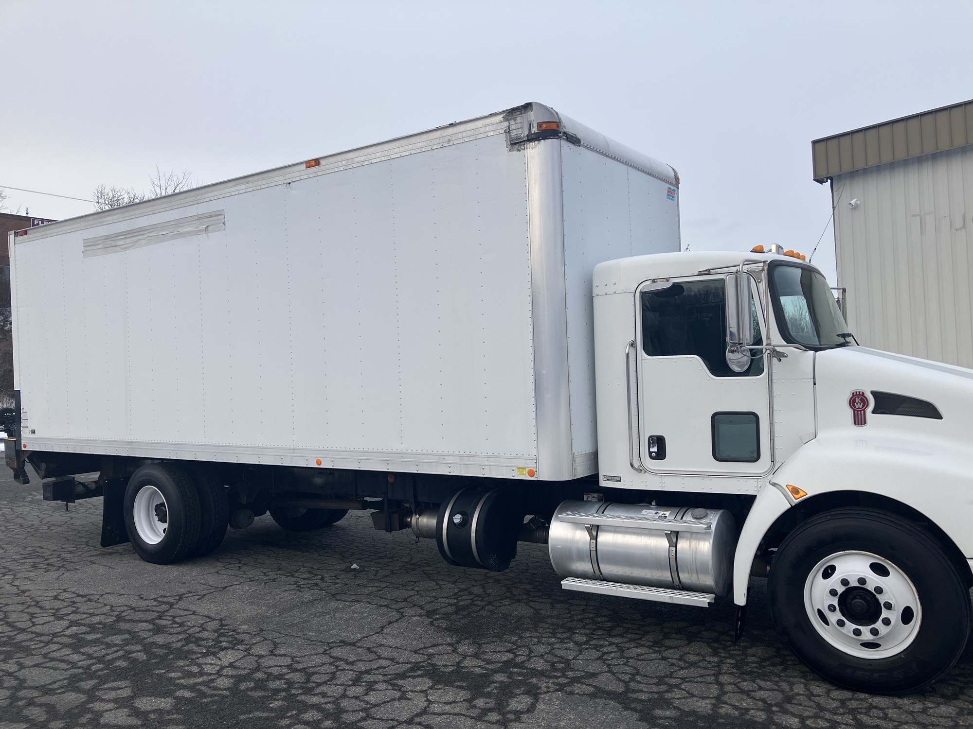 2011 Kenworth T270 - image 5 of 6