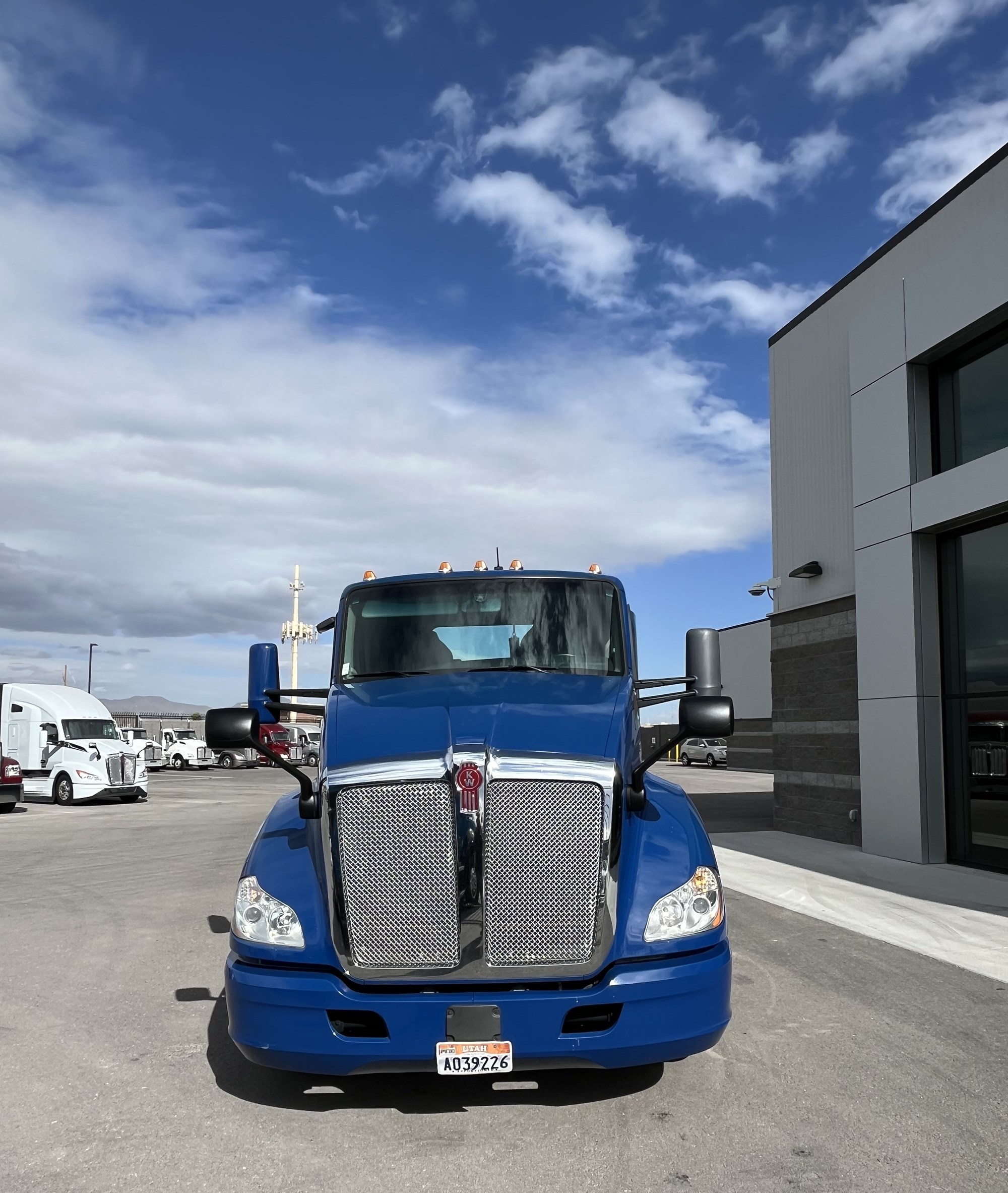 2020 Kenworth T680 2020 Kenworth T680 - image 3 of 6