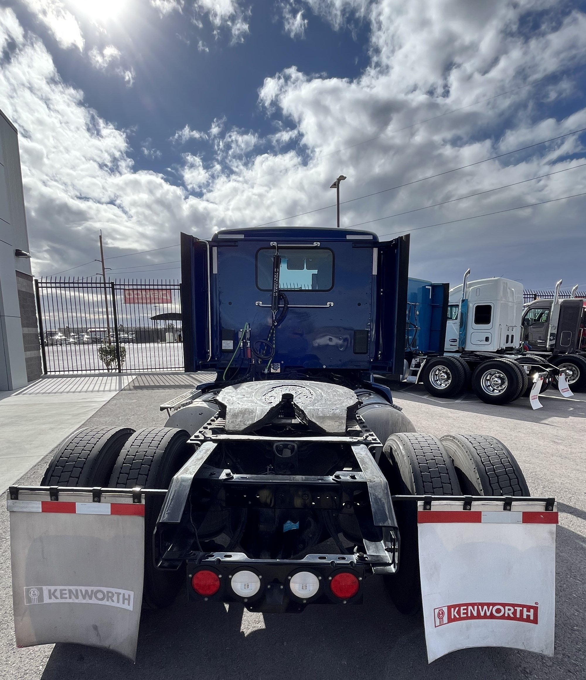 2020 Kenworth T680 2020 Kenworth T680 - image 4 of 6