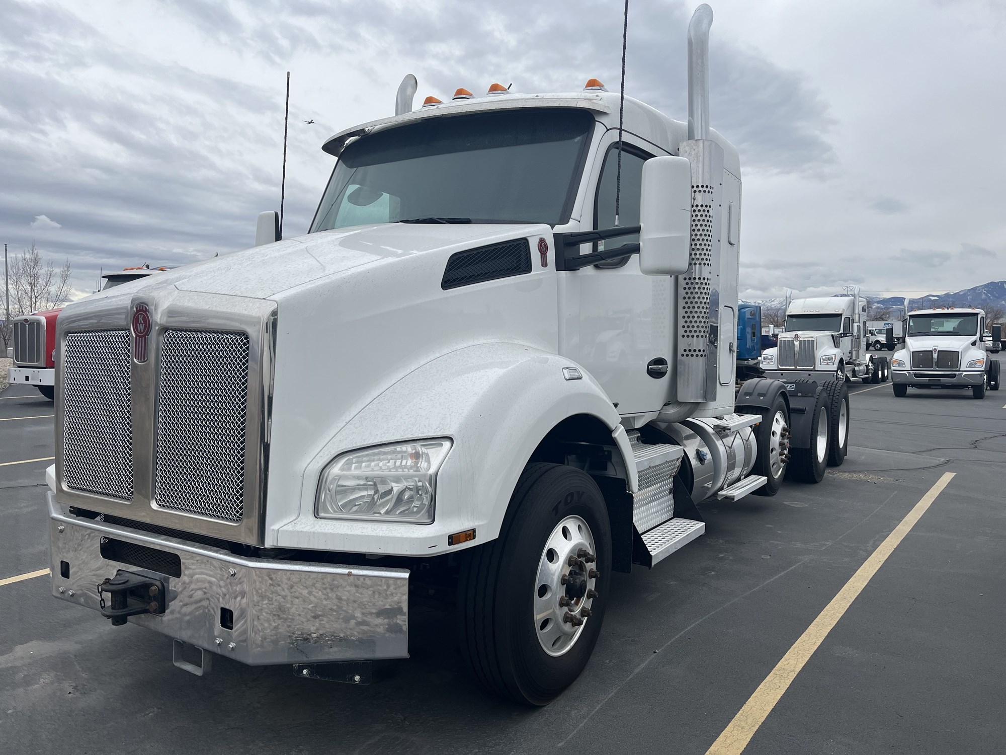 2020 Kenworth T880 - image 2 of 6