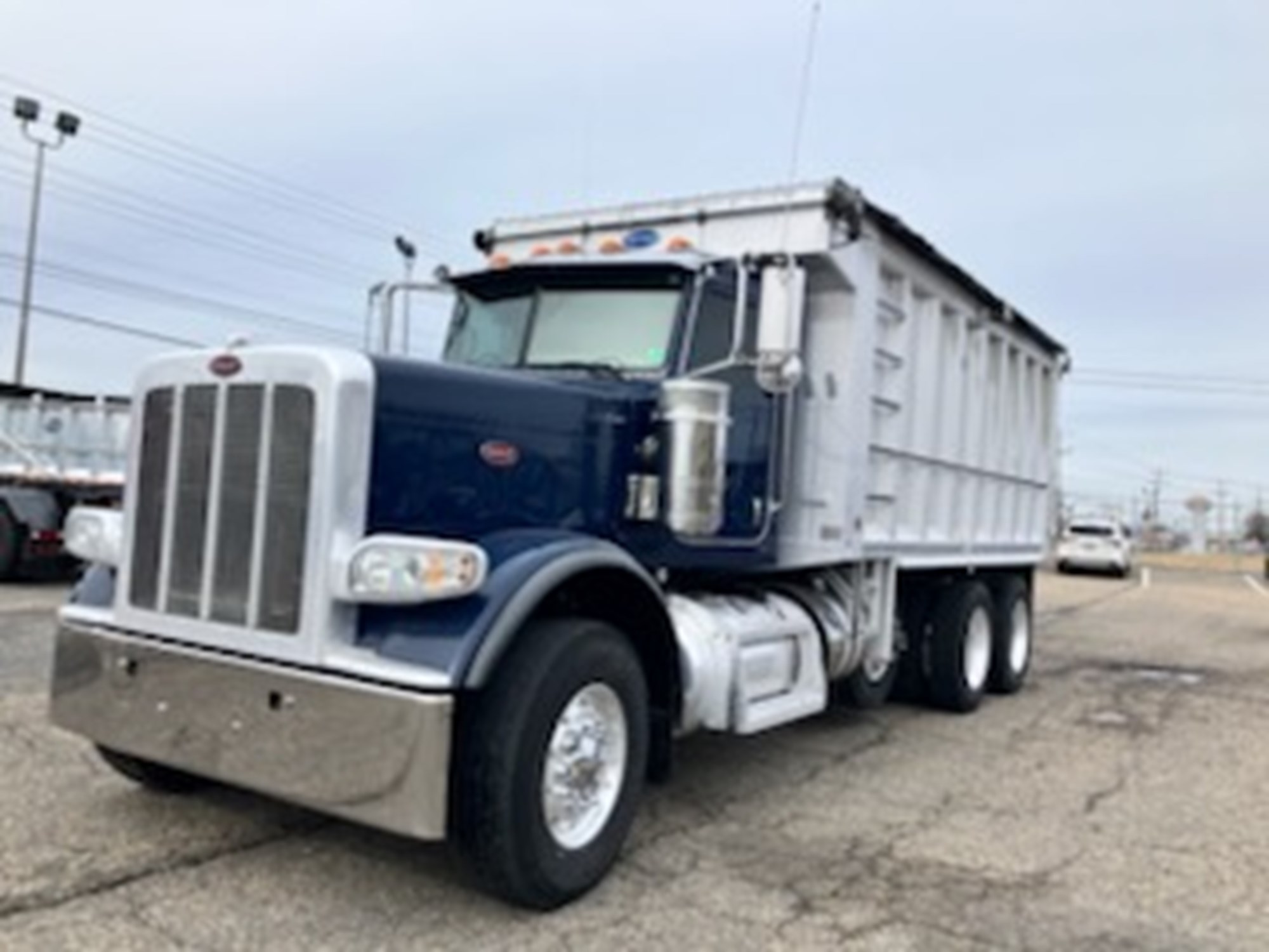 2020 Peterbilt 389 - image 1 of 6