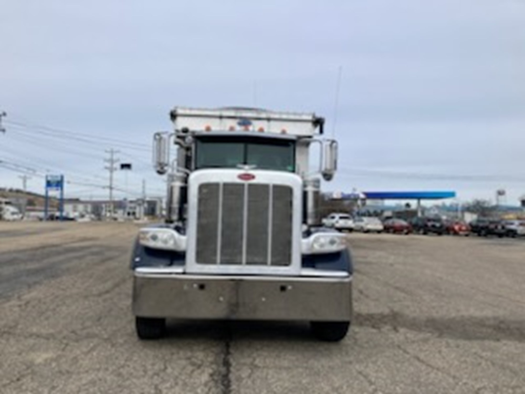 2020 Peterbilt 389 - image 2 of 6