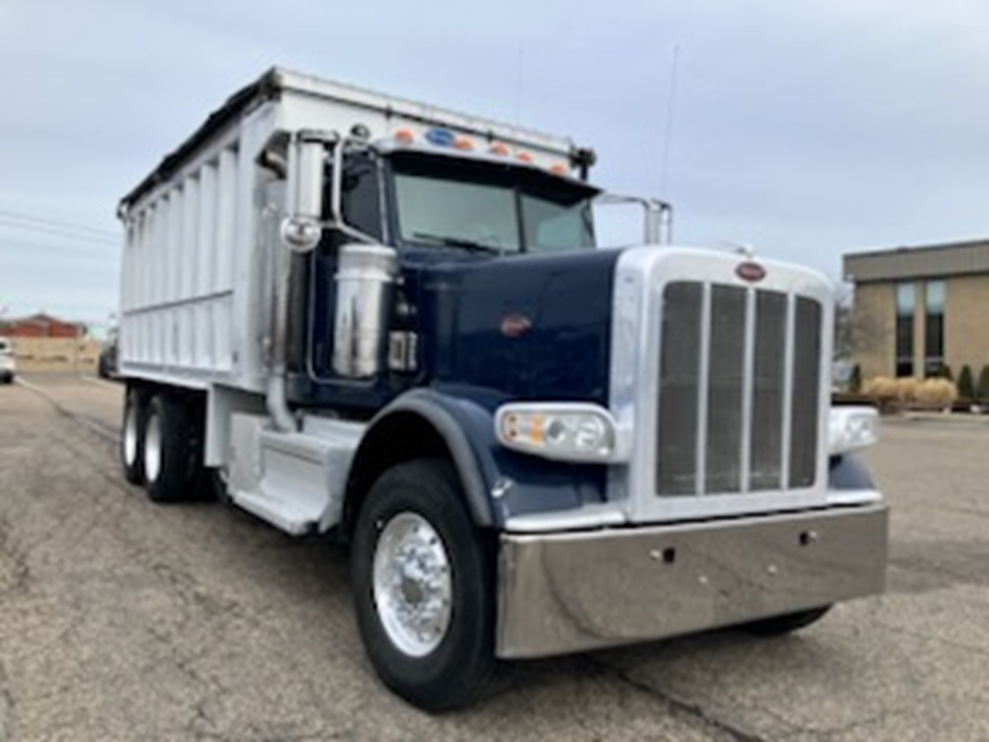 2020 Peterbilt 389 - image 3 of 6