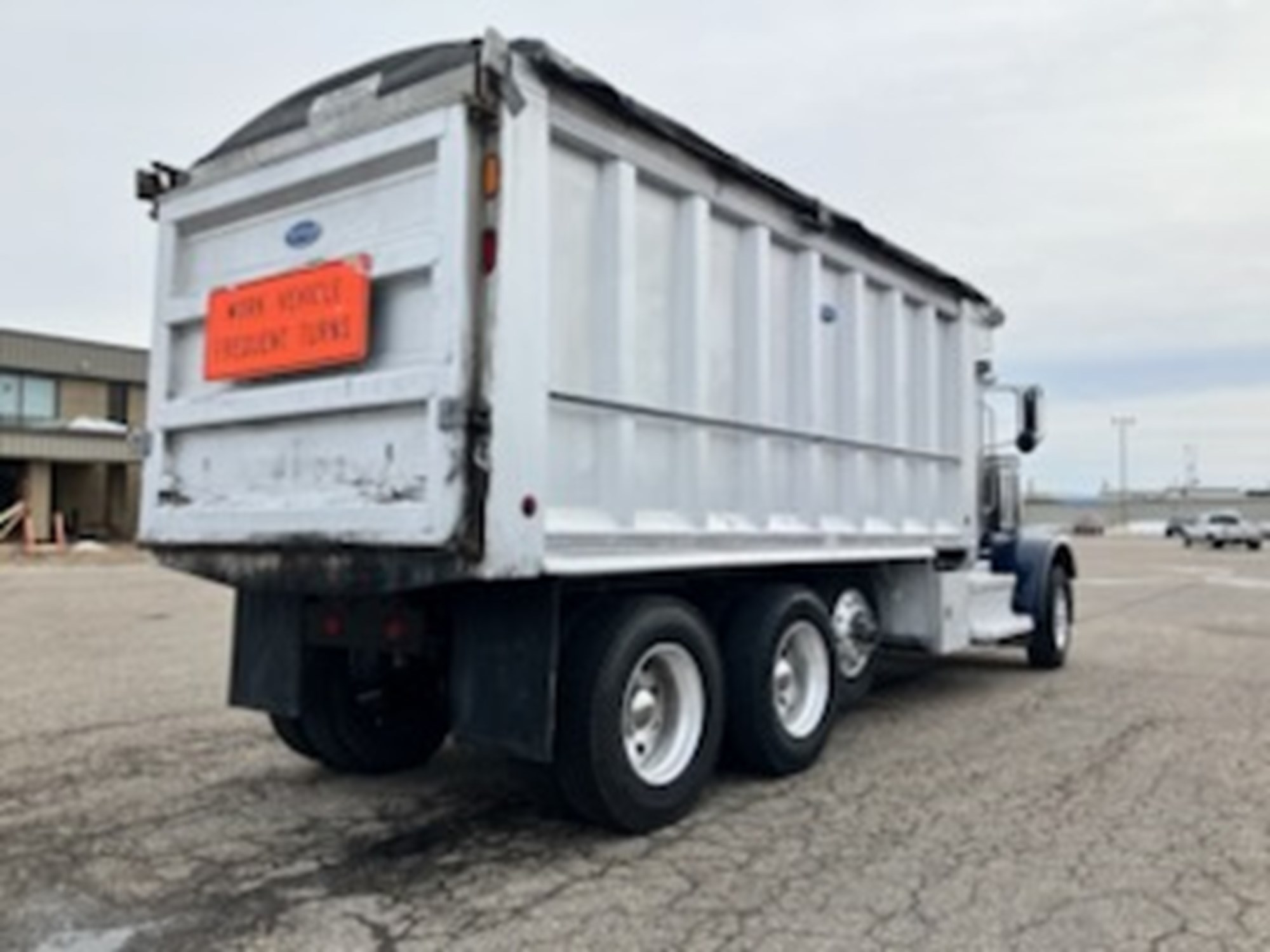 2020 Peterbilt 389 - image 5 of 6