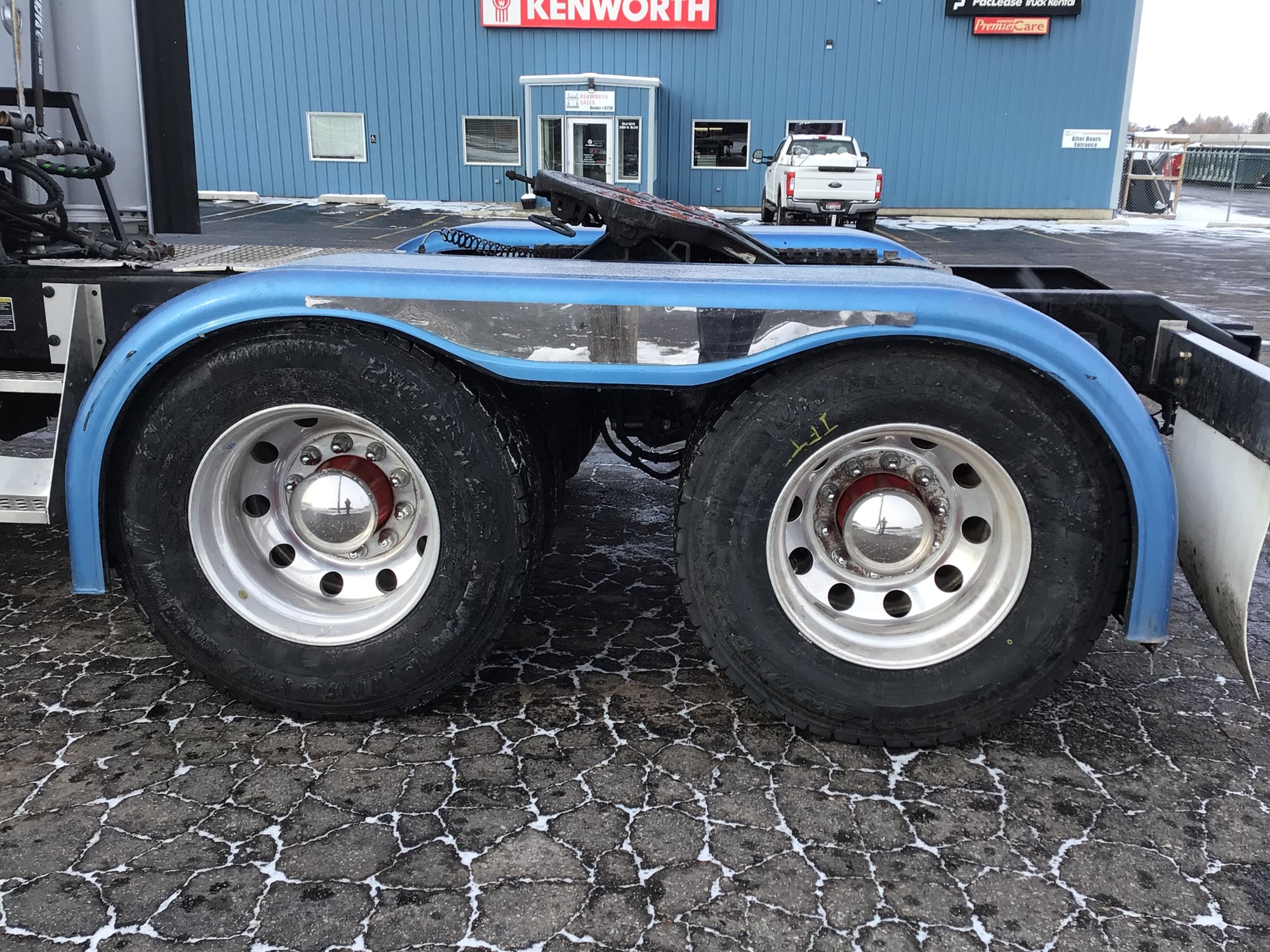 2020 Kenworth W900 2020 Kenworth W900 - image 4 of 6