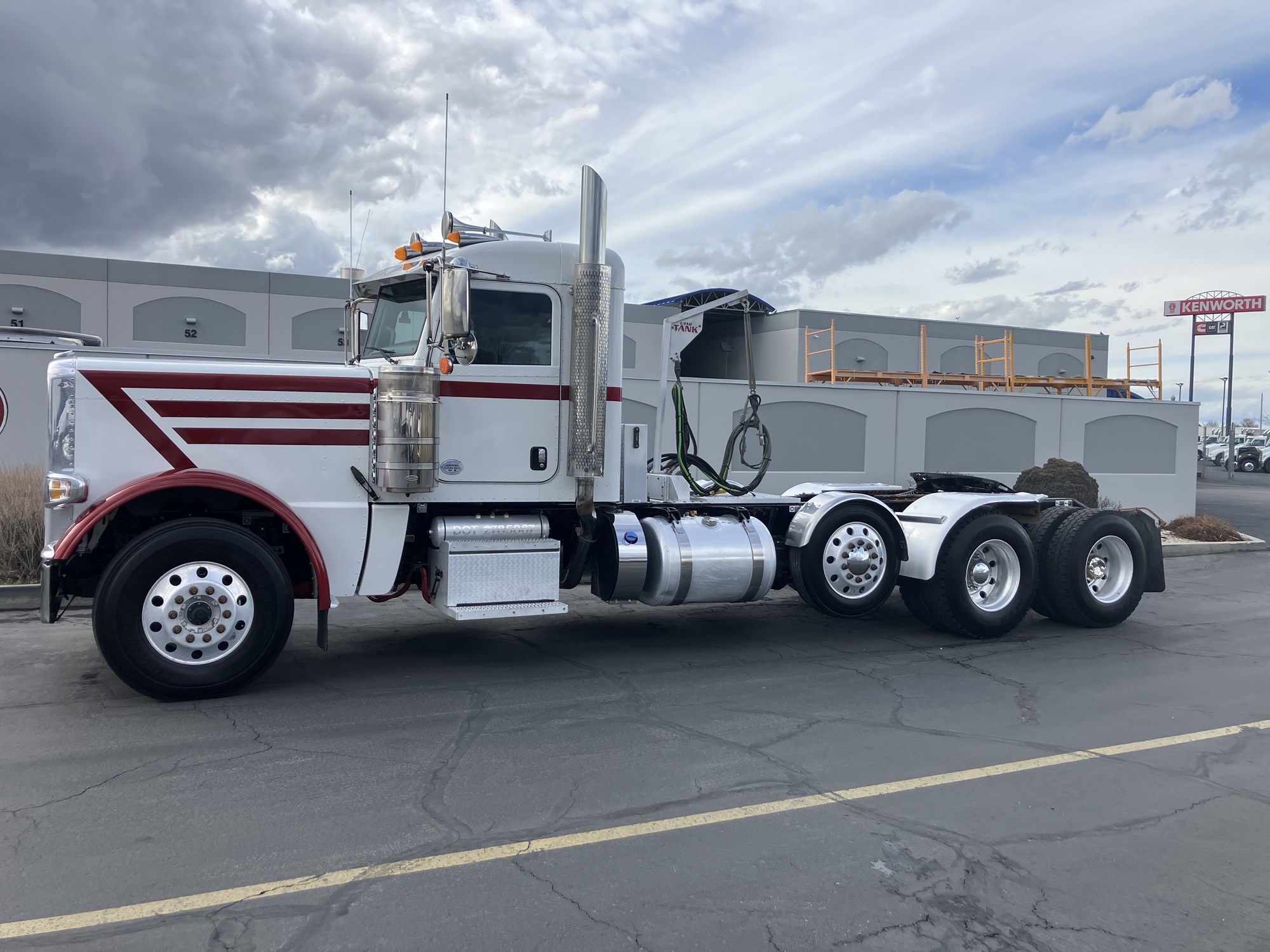 2021 Peterbilt 389 2021 Peterbilt 389 - image 1 of 6