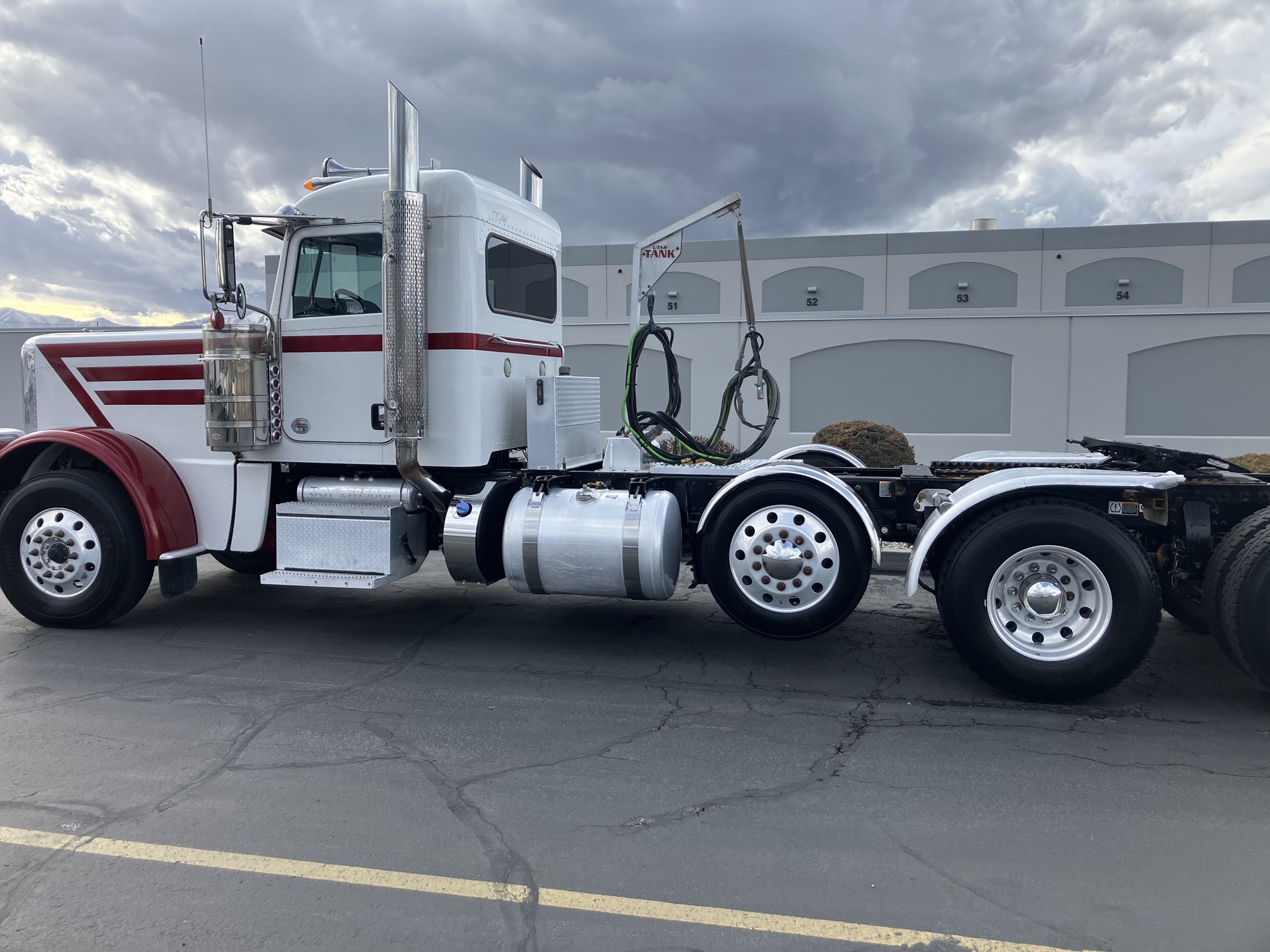 2021 Peterbilt 389 2021 Peterbilt 389 - image 2 of 6