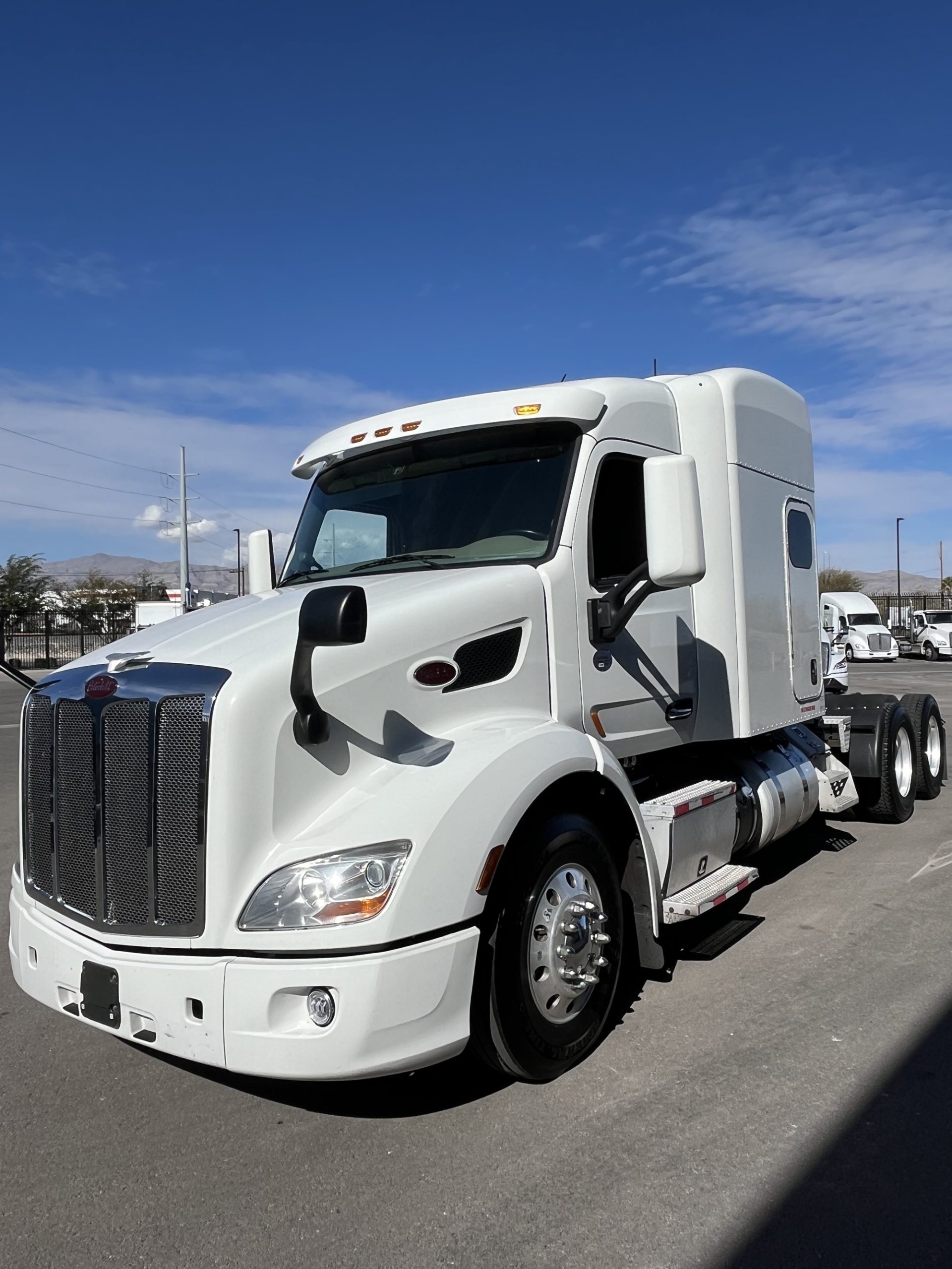2021 Peterbilt 579 - image 1 of 6