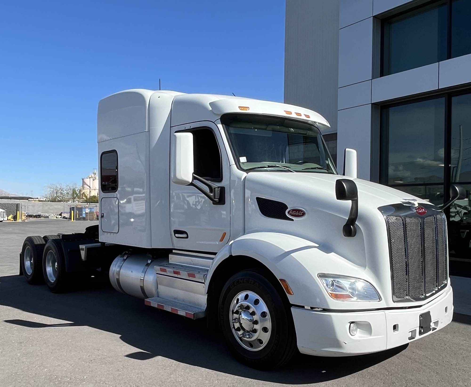 2021 Peterbilt 579 - image 4 of 6