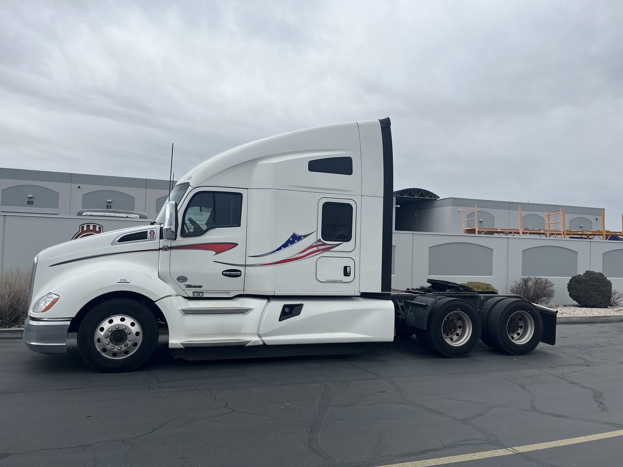 2021 Kenworth T680 - image 1 of 6