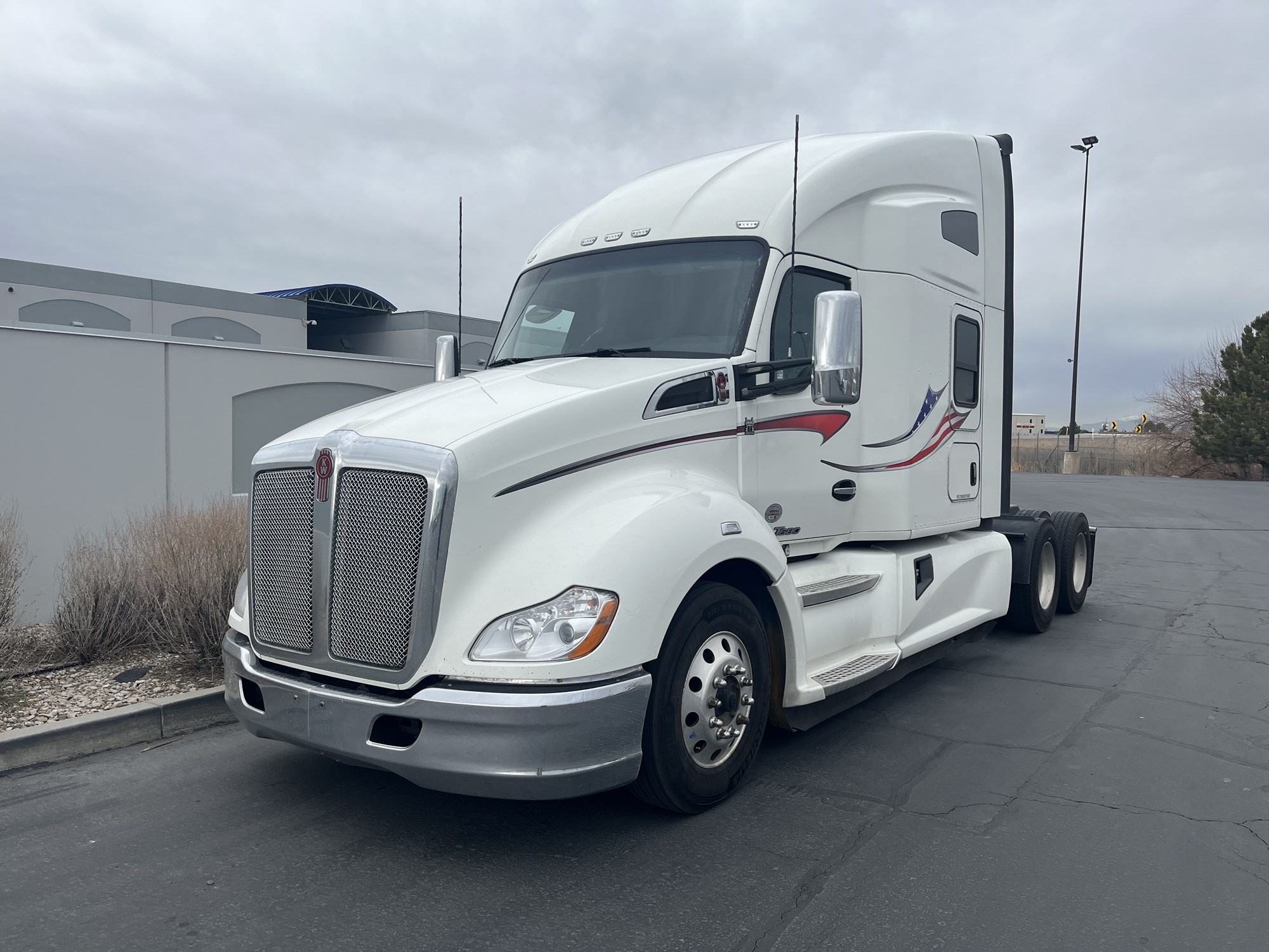 2021 Kenworth T680 - image 2 of 6
