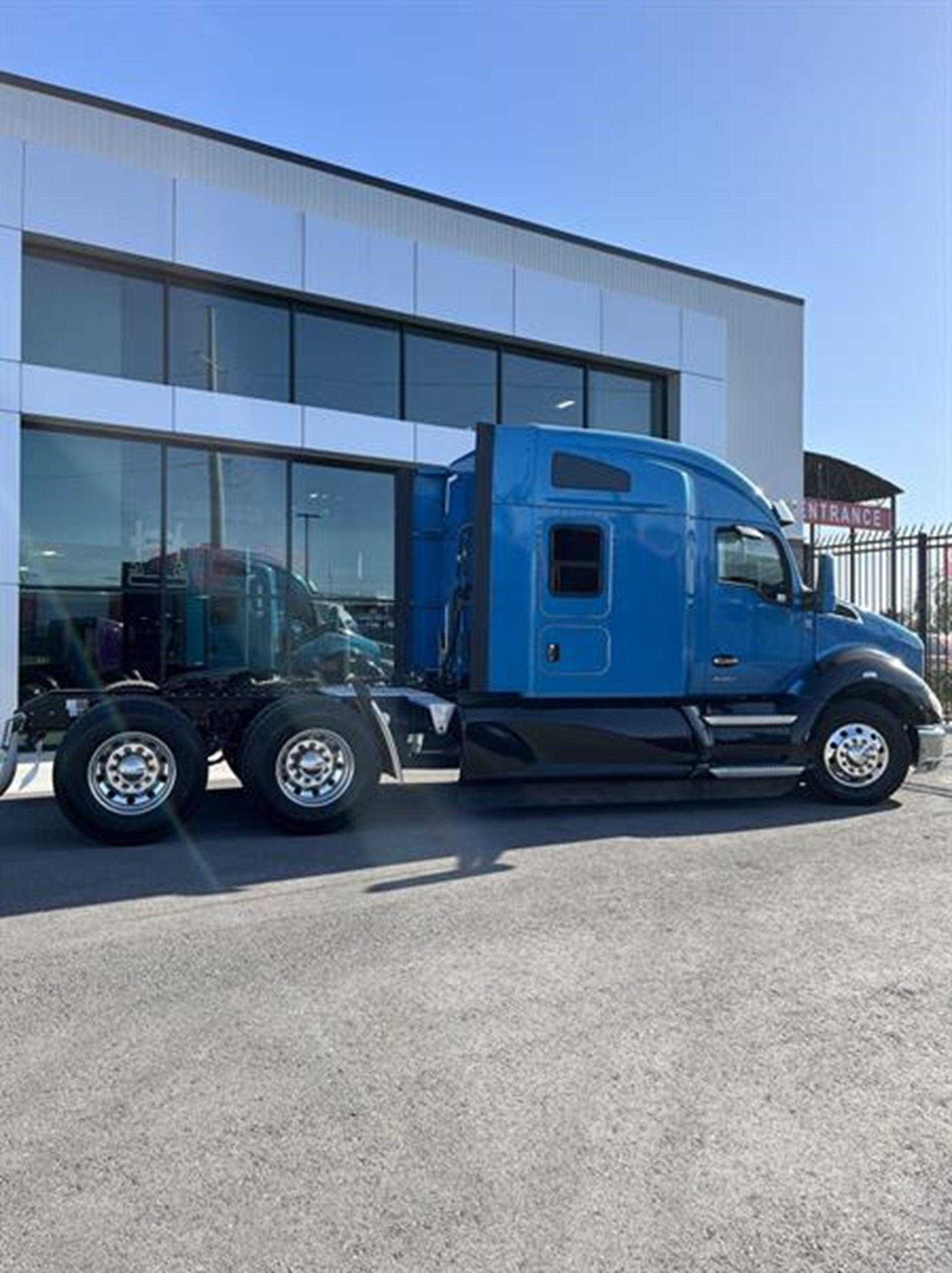 2022 Kenworth T680 - image 1 of 1