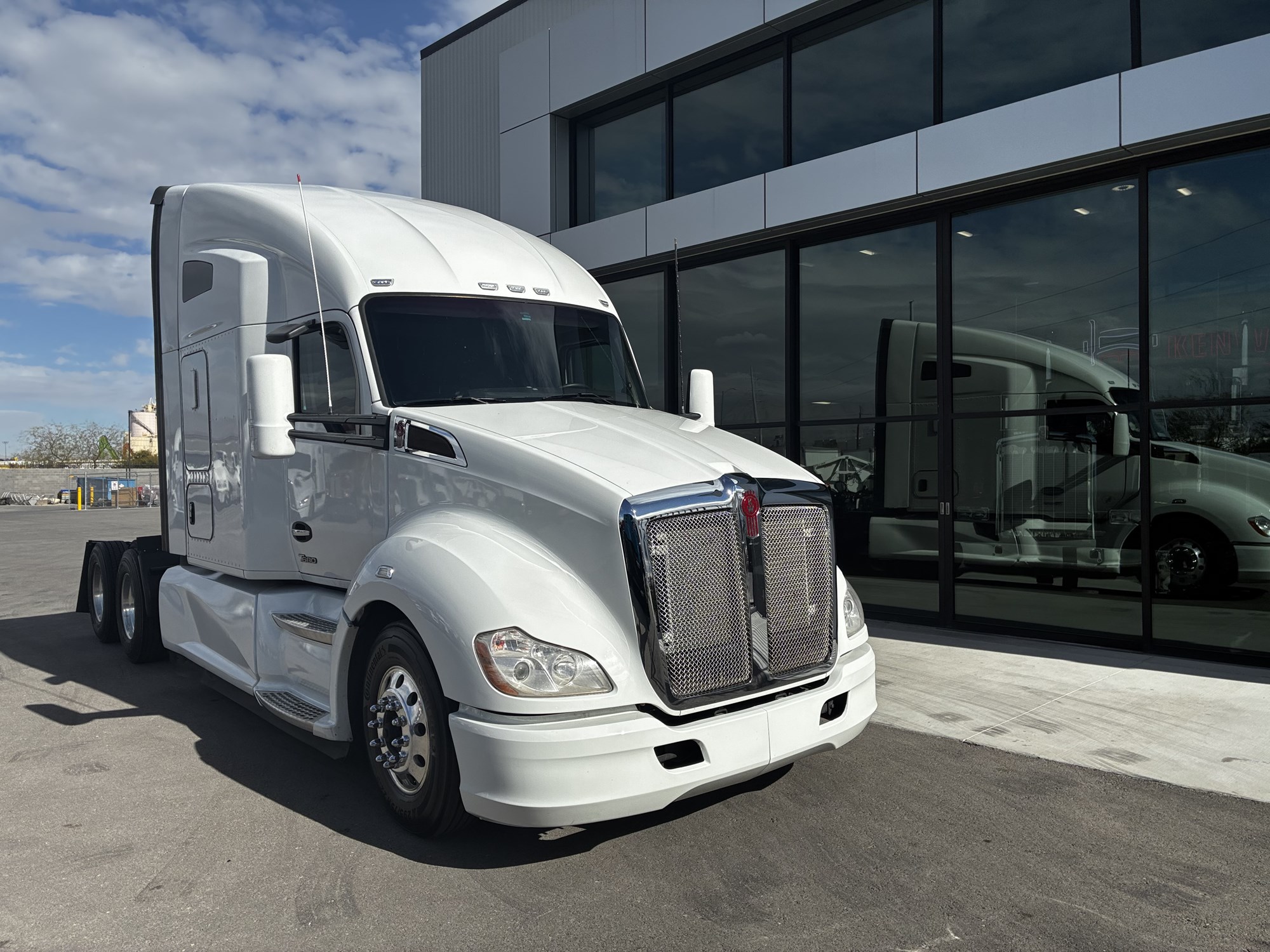 2022 Kenworth T680 2022 Kenworth T680 - image 1 of 6
