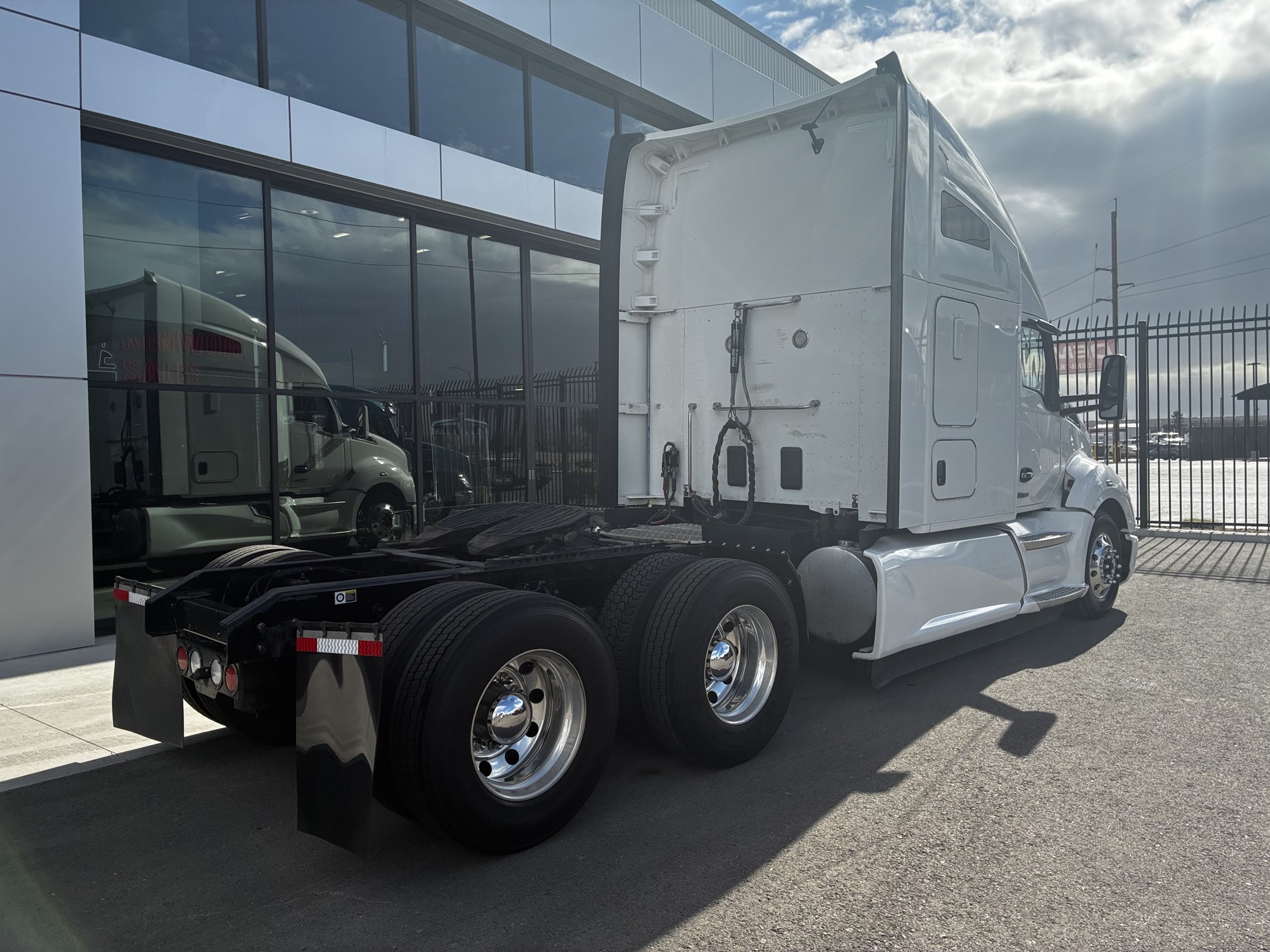 2022 Kenworth T680 2022 Kenworth T680 - image 4 of 6