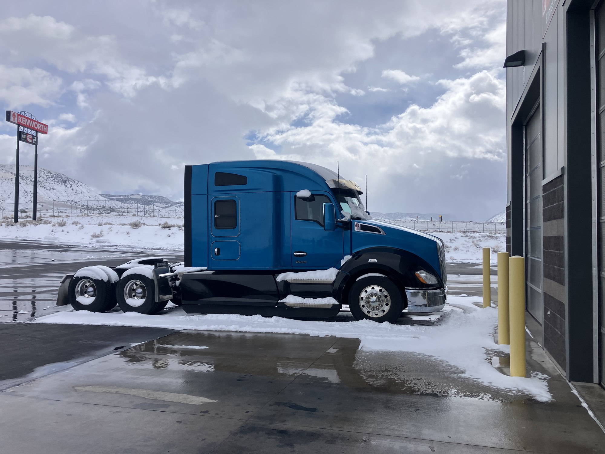 2022 Kenworth T680 2022 Kenworth T680 - image 1 of 4