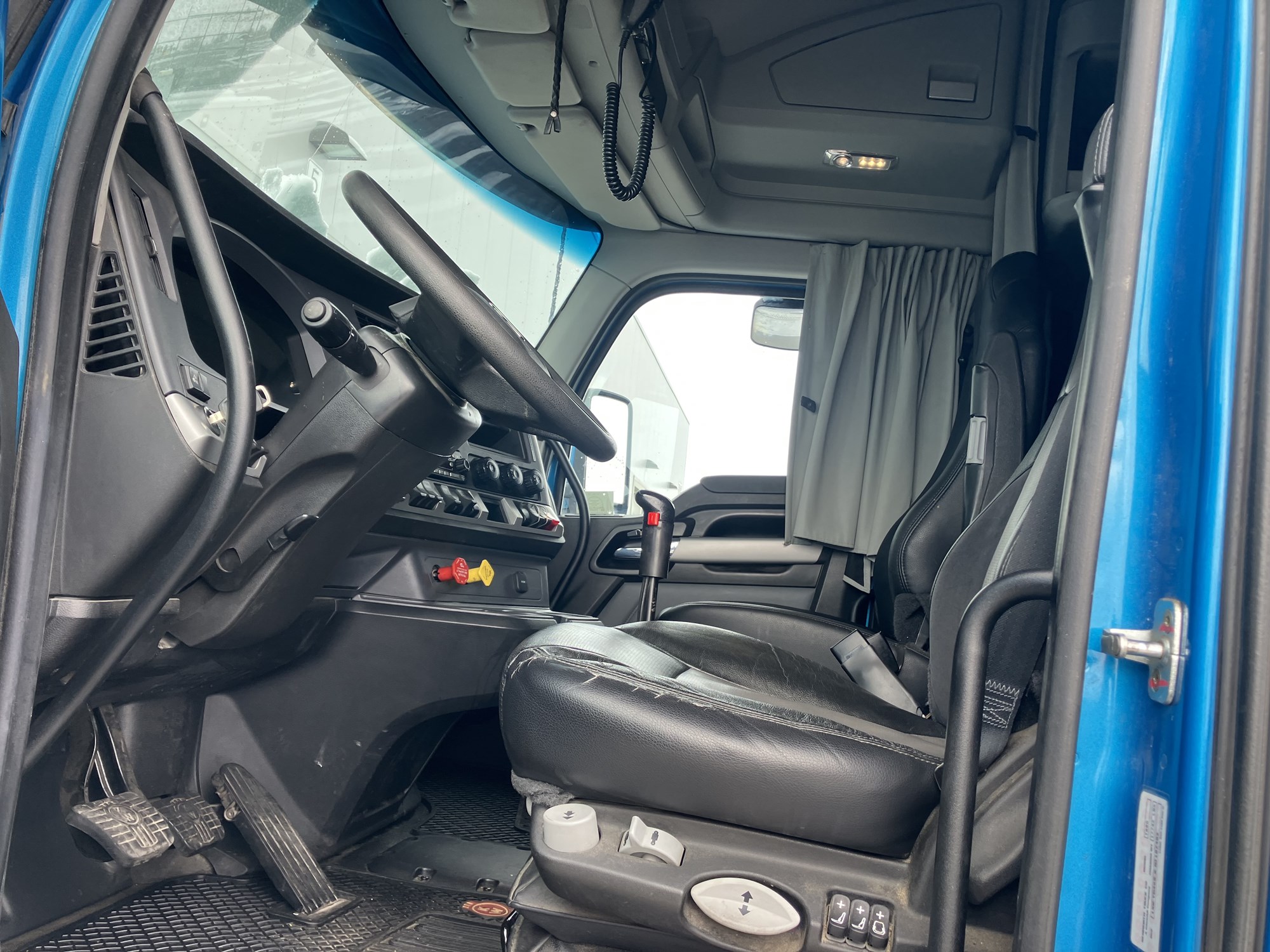 2022 Kenworth T680 2022 Kenworth T680 - image 4 of 4