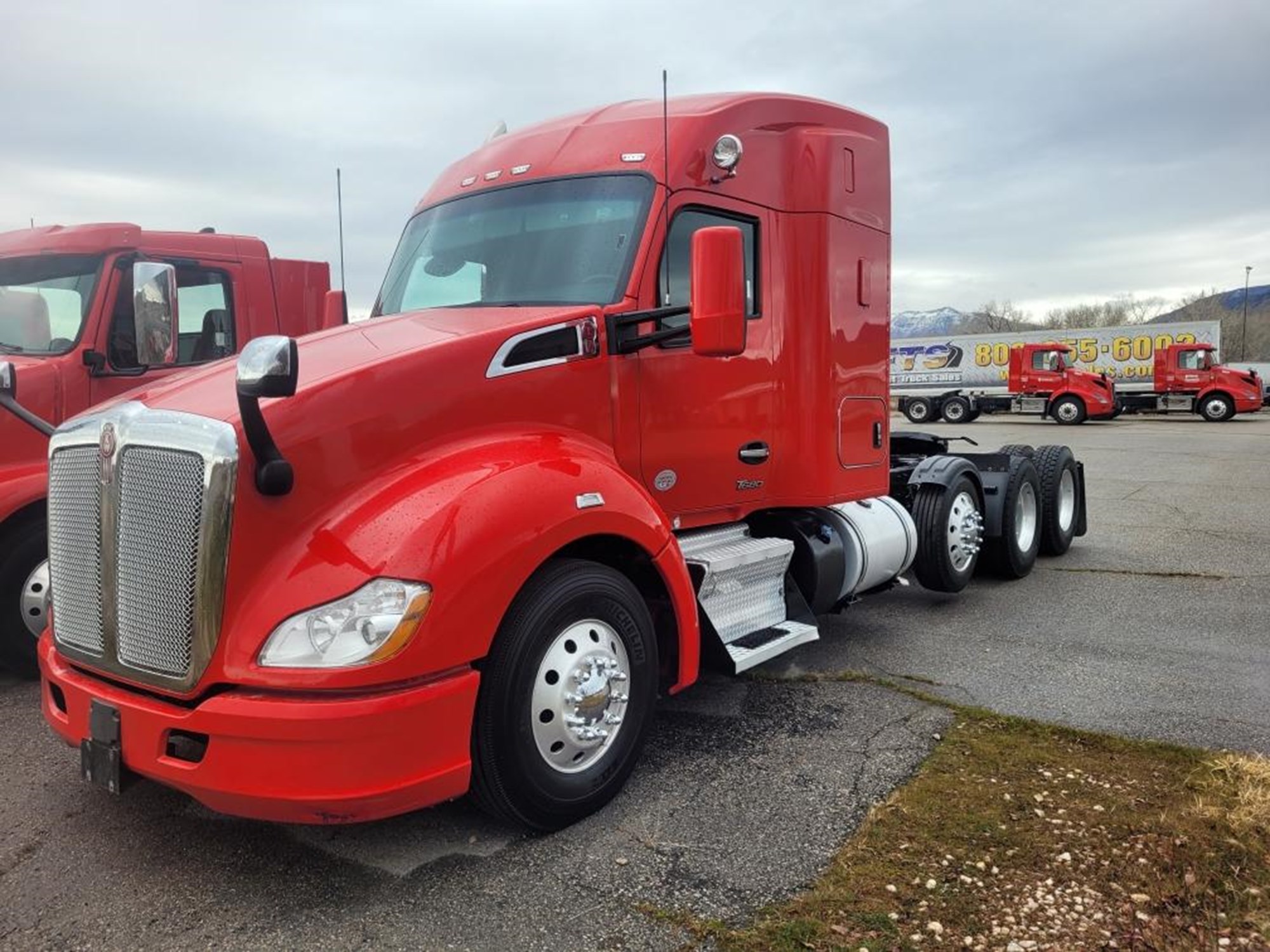 2022 Kenworth T680 2022 Kenworth T680 - image 1 of 2