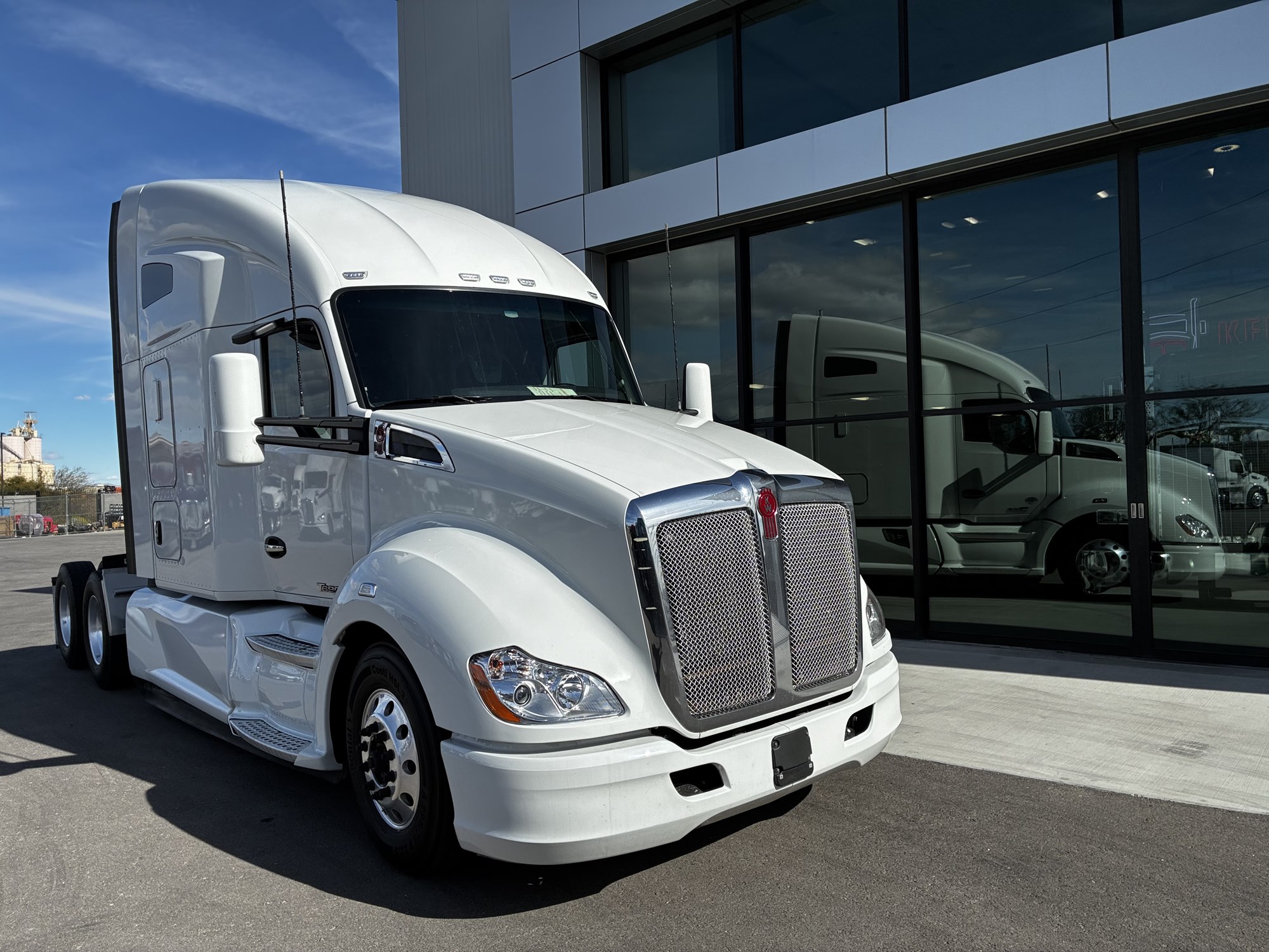 2022 Kenworth T680 2022 Kenworth T680 - image 1 of 4