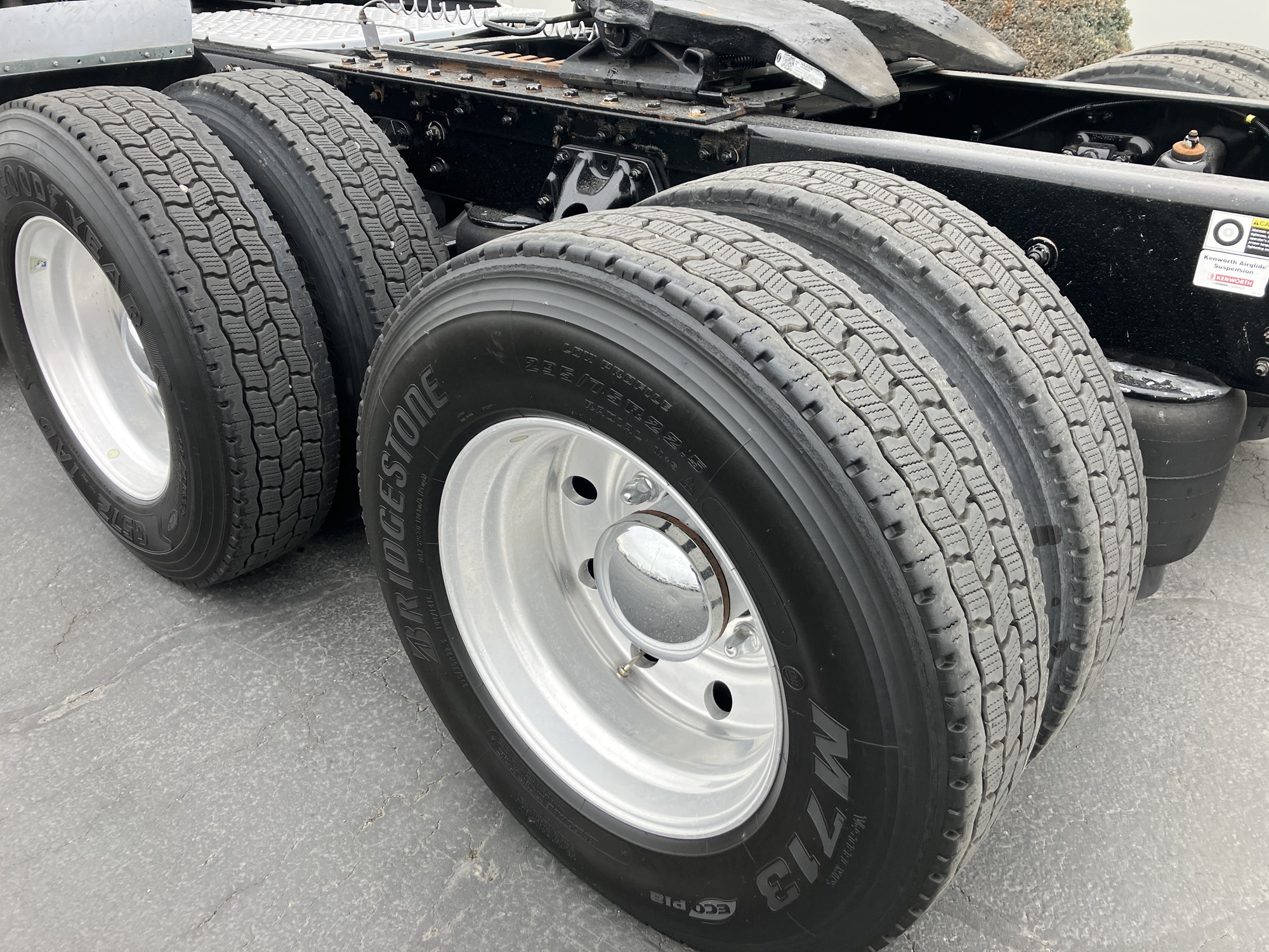 2022 Kenworth T680 - image 4 of 6