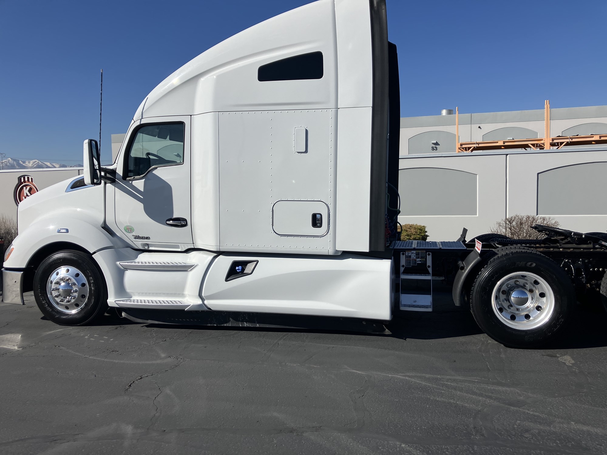 2022 Kenworth T680 - image 2 of 6
