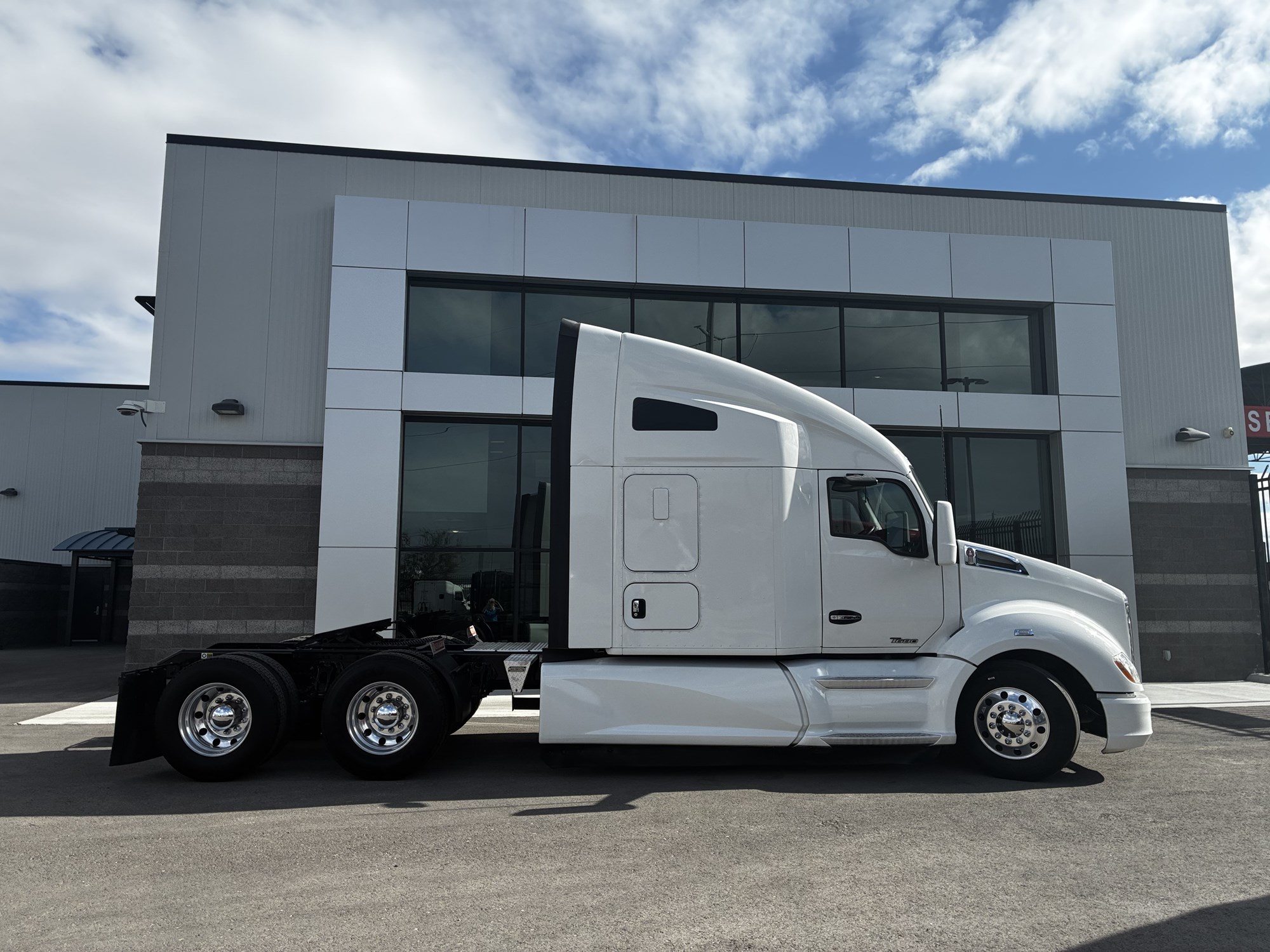 2022 Kenworth T680 2022 Kenworth T680 - image 2 of 6