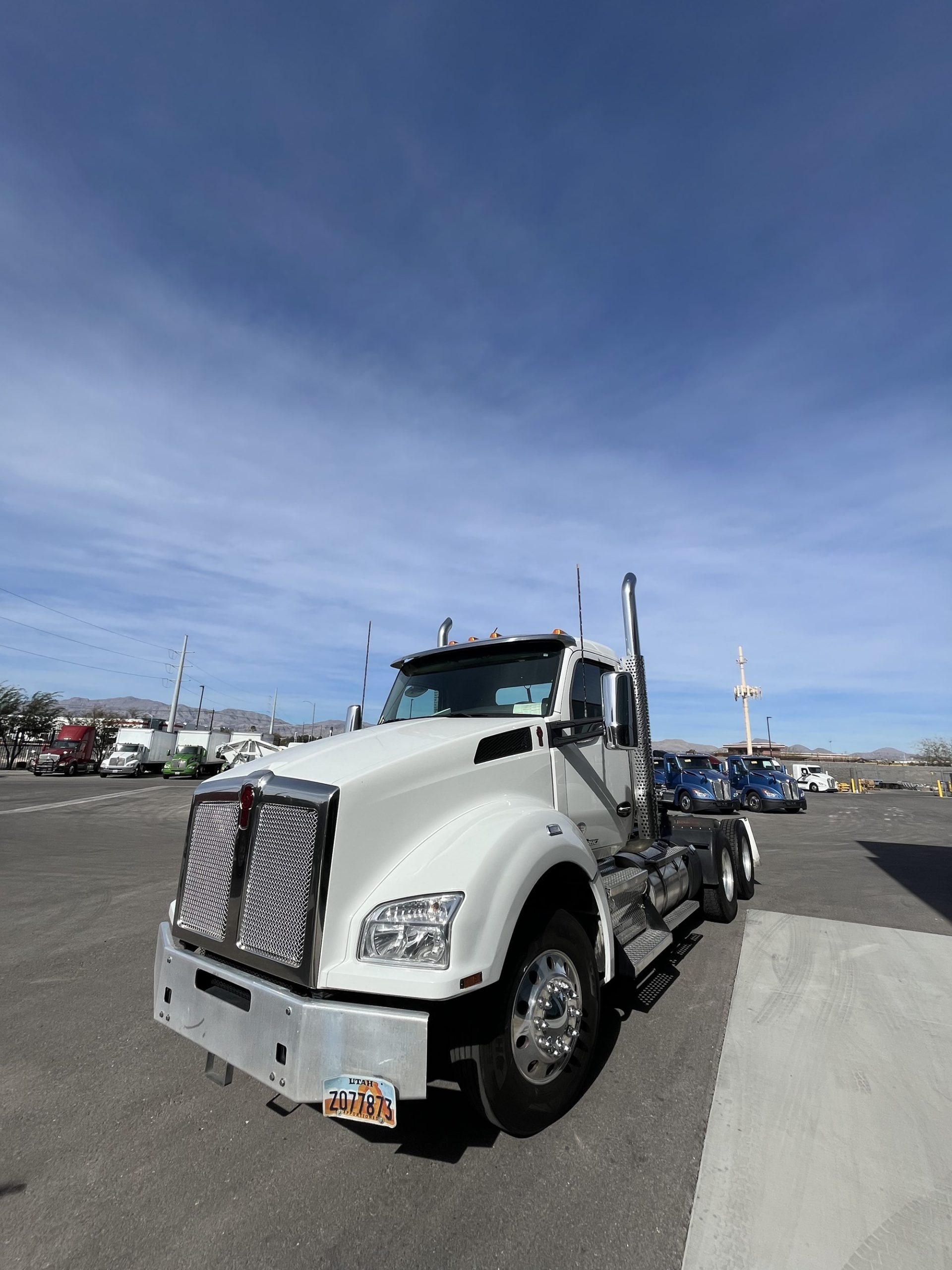 2022 Kenworth T880 2022 Kenworth T880 - image 1 of 6