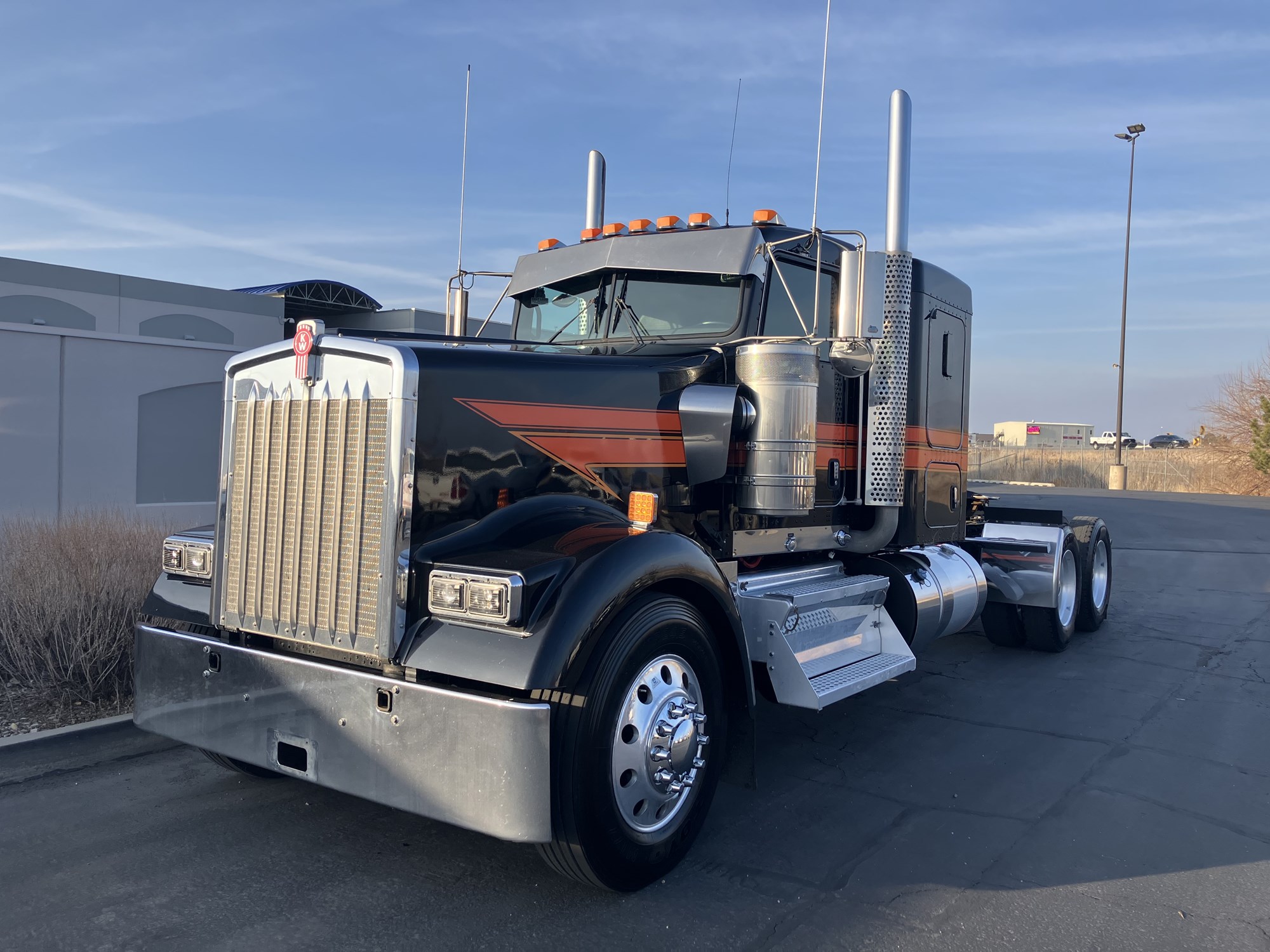 2022 Kenworth W900 2022 Kenworth W900 - image 2 of 6