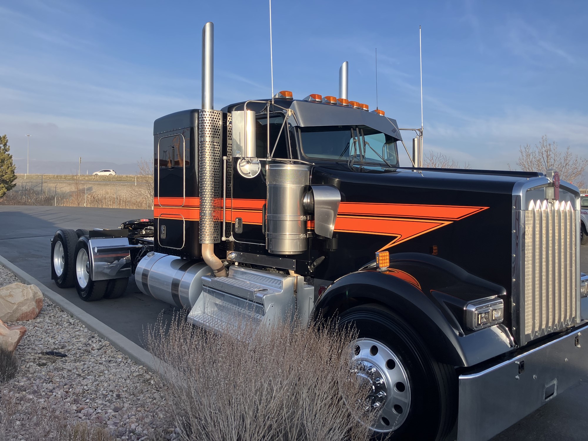 2022 Kenworth W900 2022 Kenworth W900 - image 4 of 6