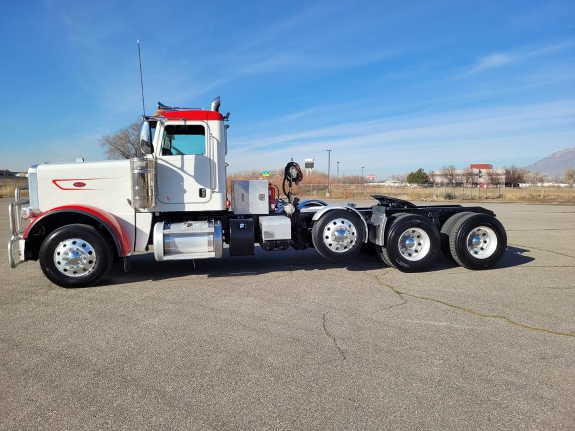 2023 Peterbilt 389 2023 Peterbilt 389 - image 1 of 4