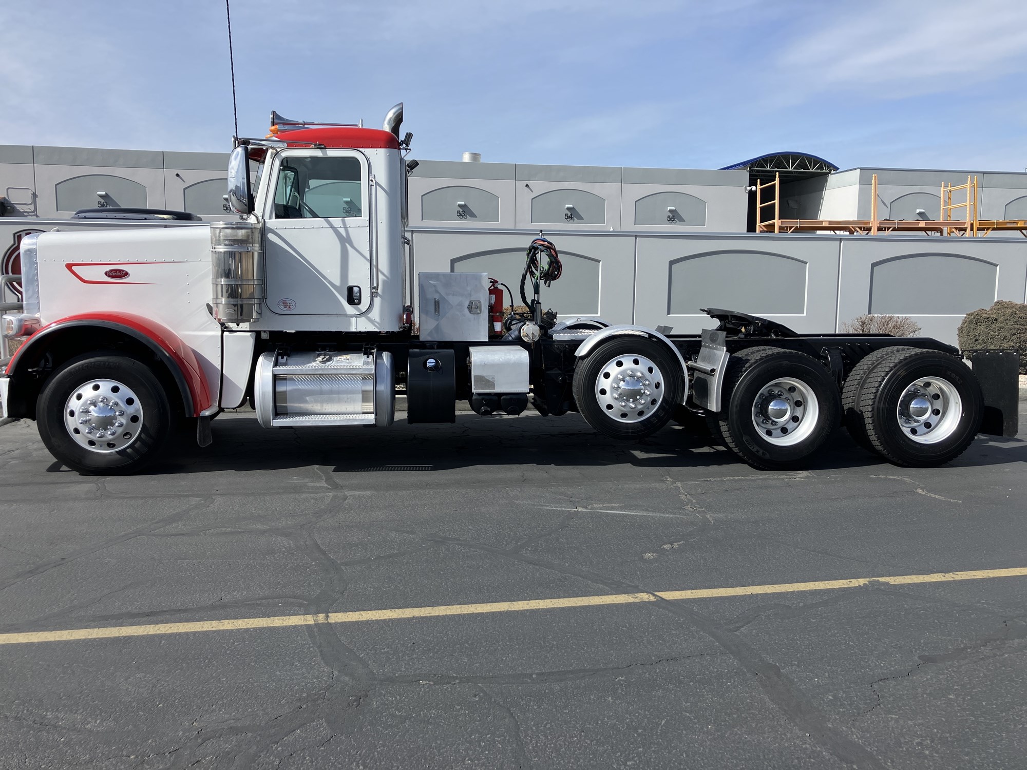 2023 Peterbilt 389 - image 2 of 6