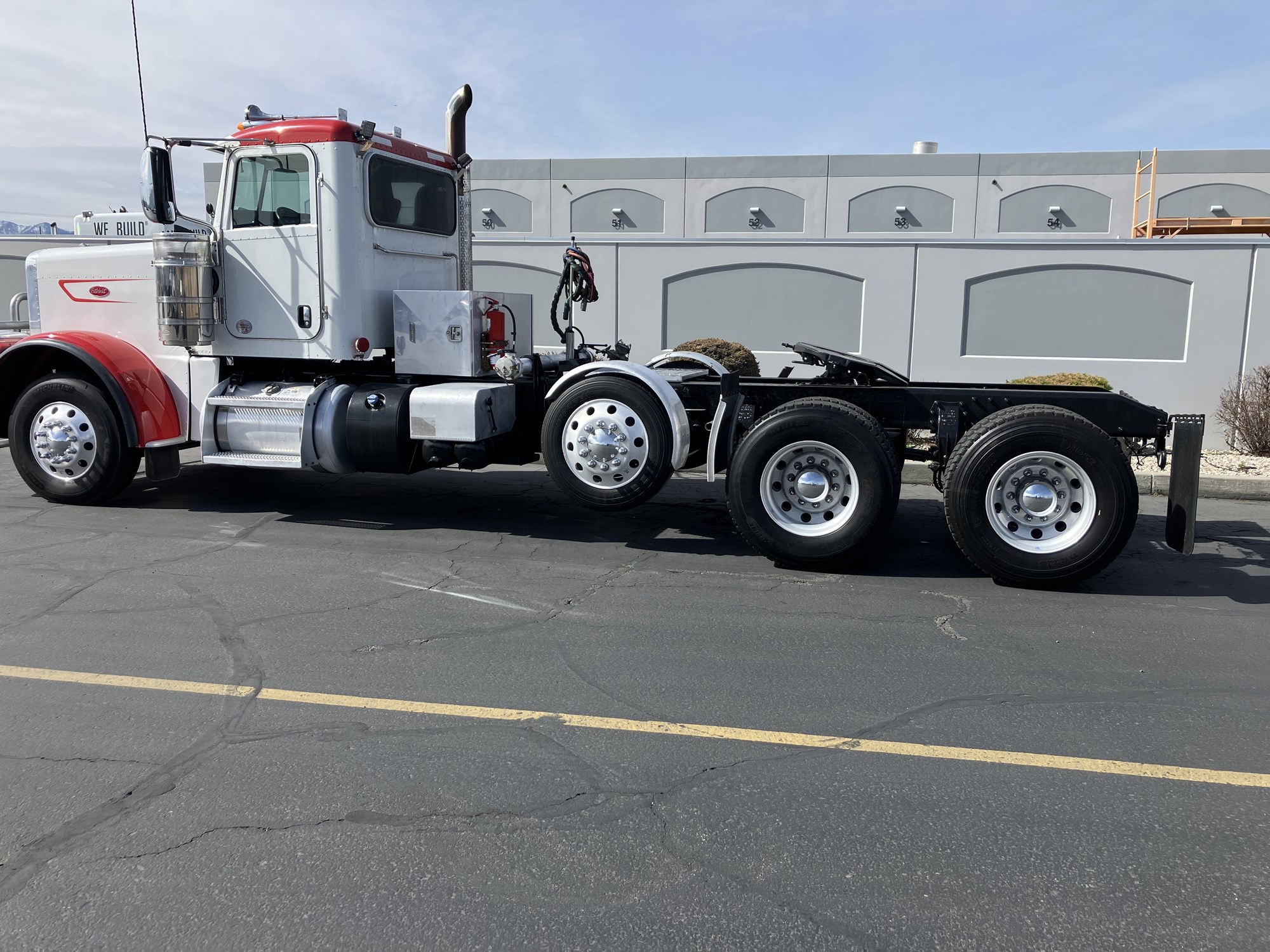 2023 Peterbilt 389 - image 3 of 6