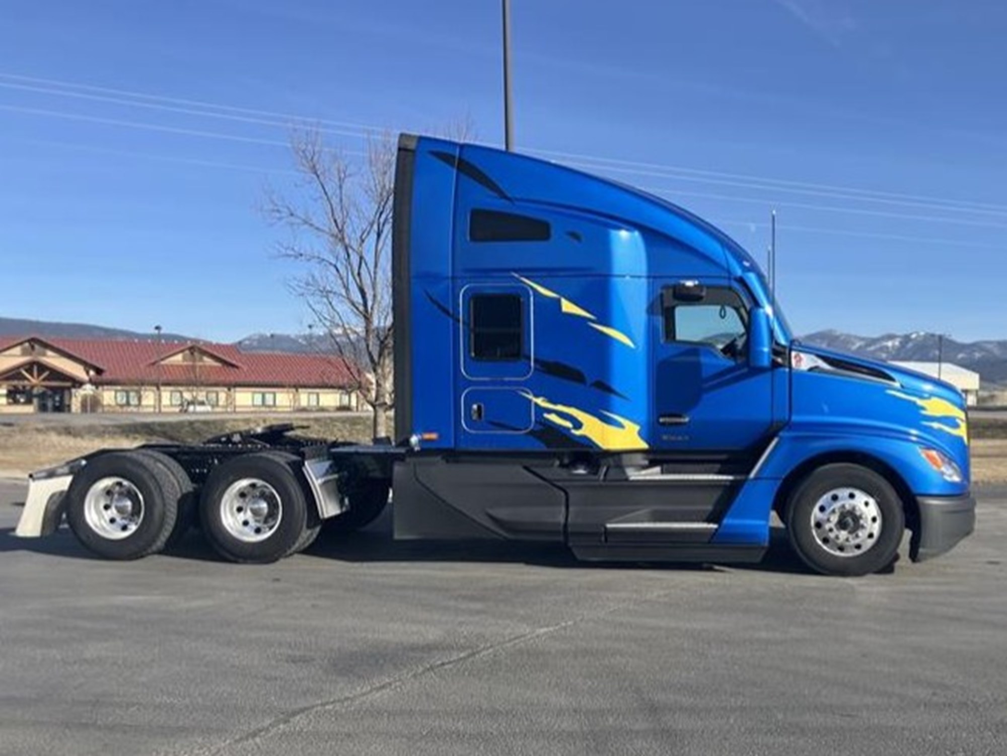 2023 Kenworth T680 - image 2 of 6