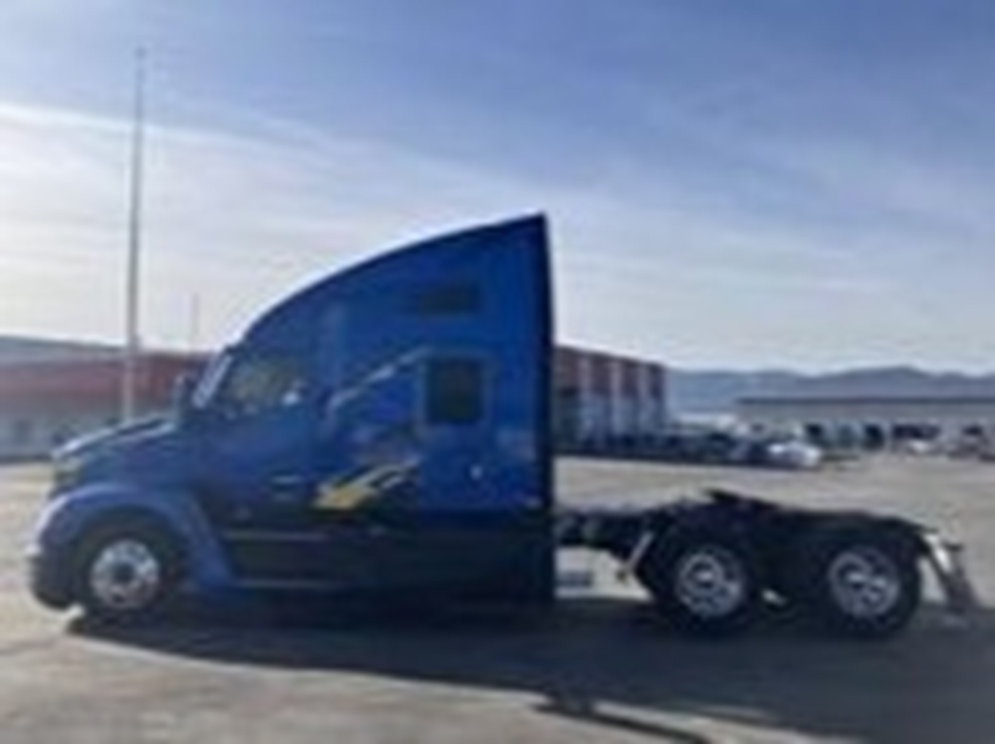 2023 Kenworth T680 - image 4 of 6