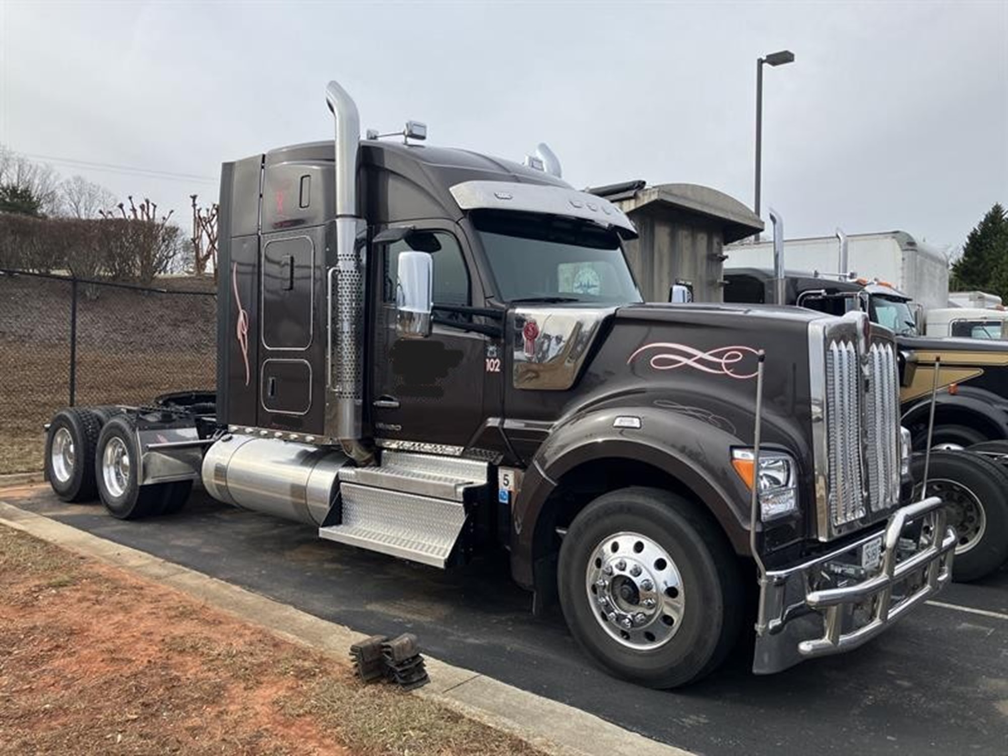2023 Kenworth W990 2023 Kenworth W990 - image 1 of 3