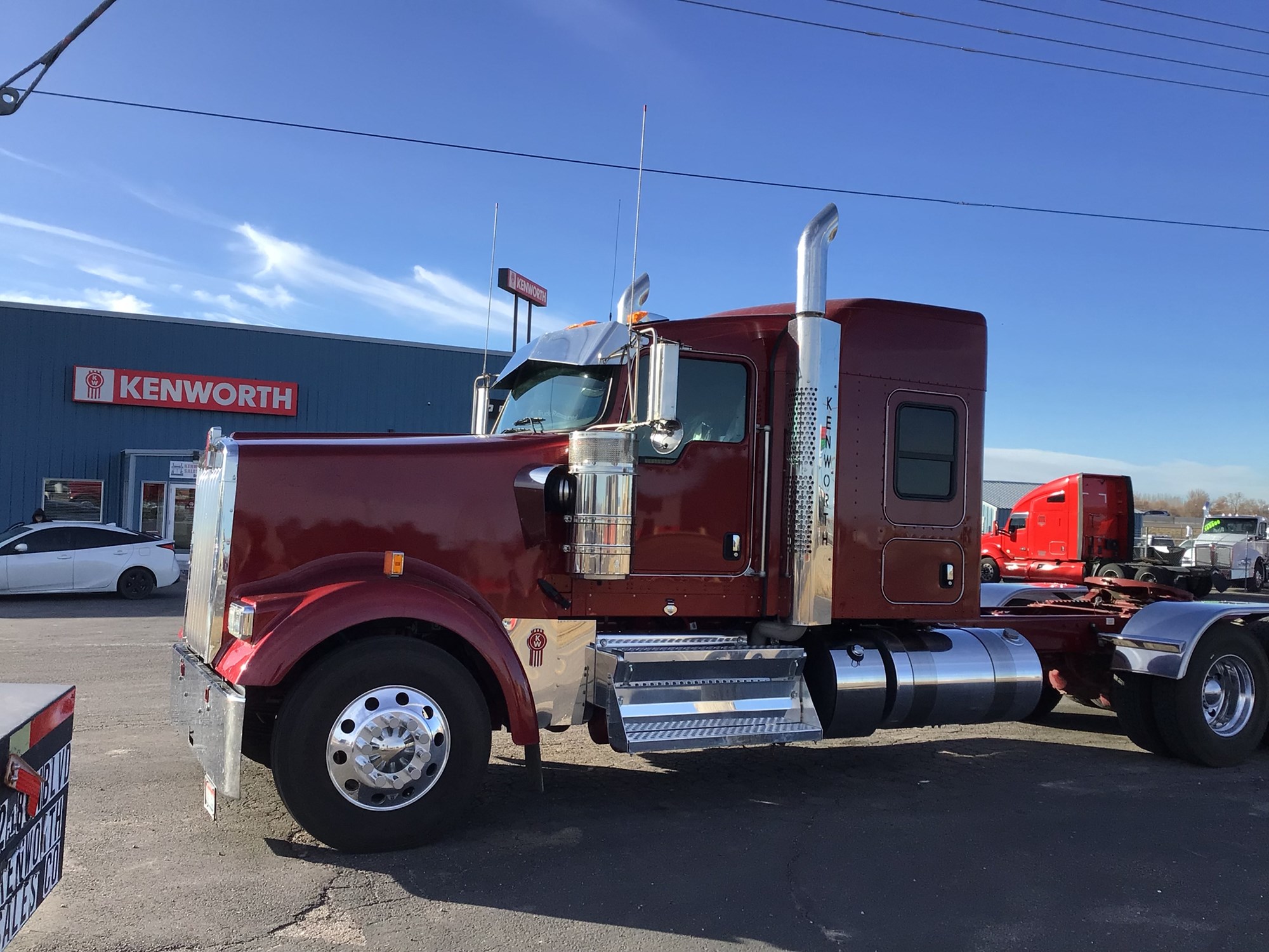 2023 Kenworth W900L - image 2 of 6