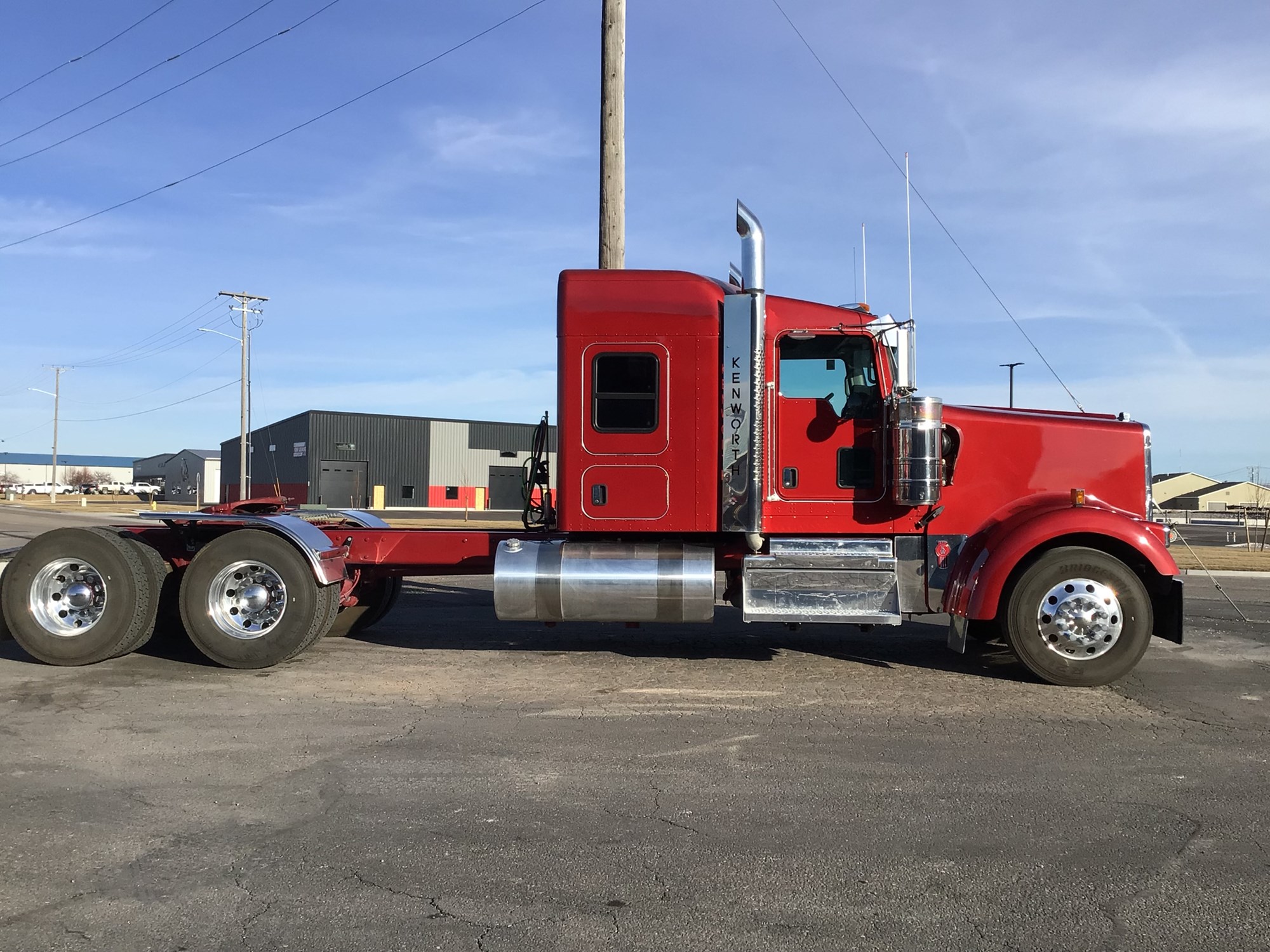 2023 Kenworth W900L - image 3 of 6
