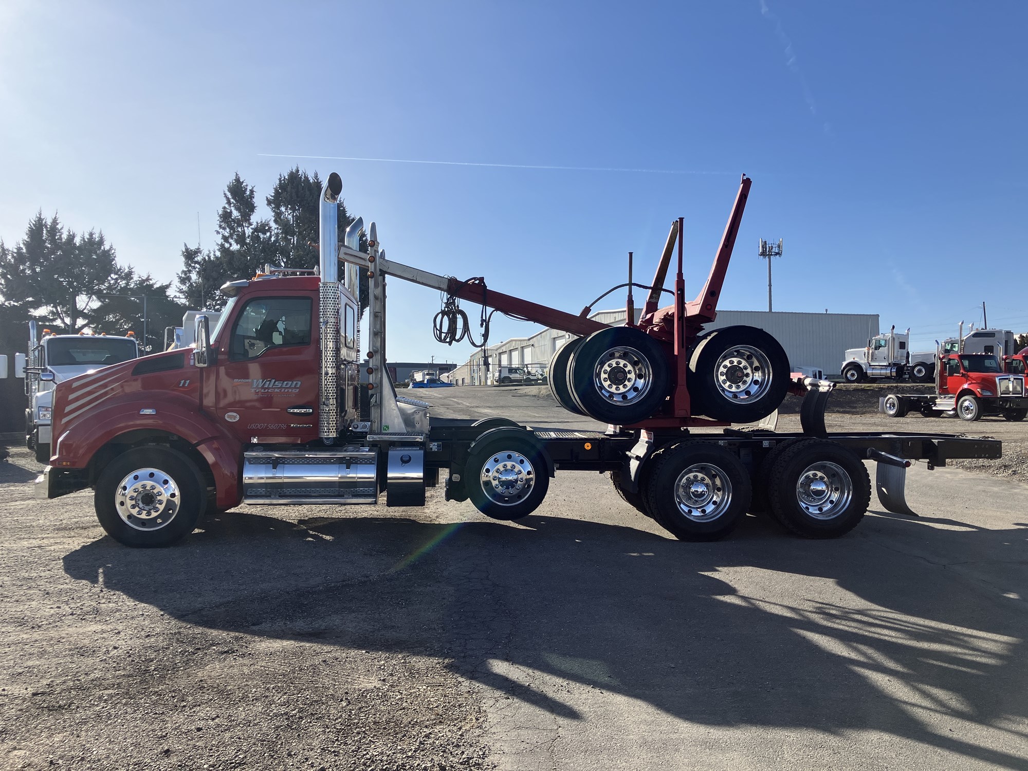 2025 Kenworth T880 - image 2 of 6