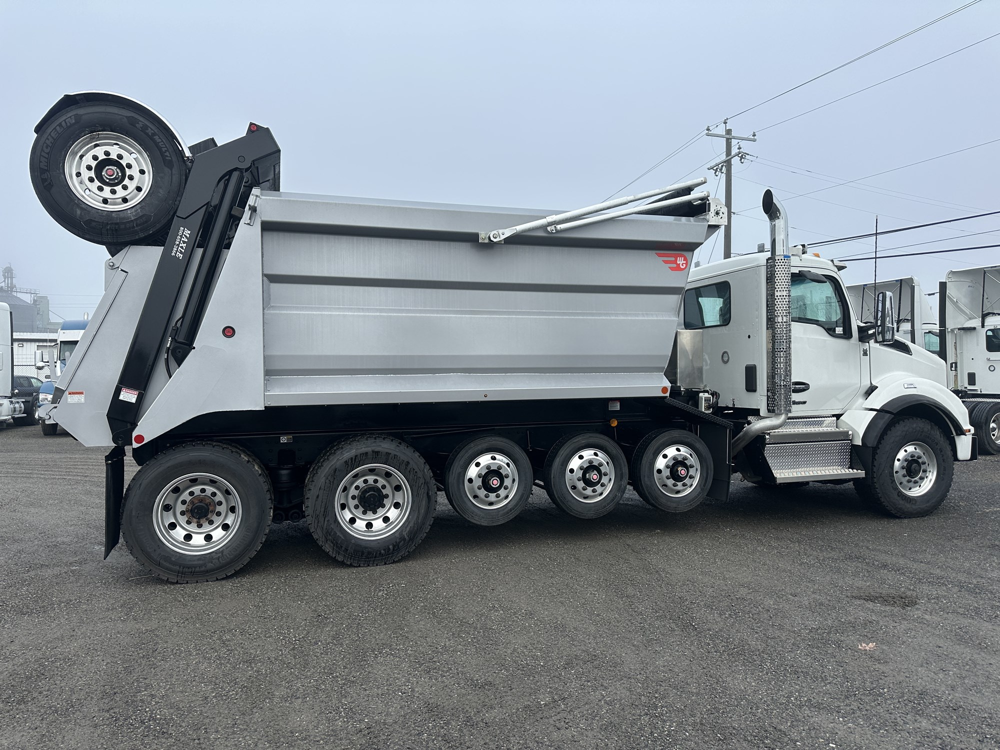 2025 Kenworth T880 - image 3 of 6
