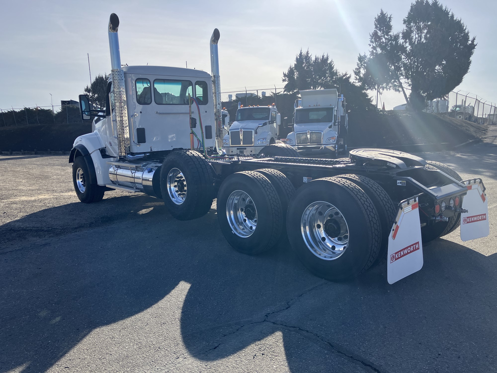 2027 Kenworth T880 - image 3 of 6