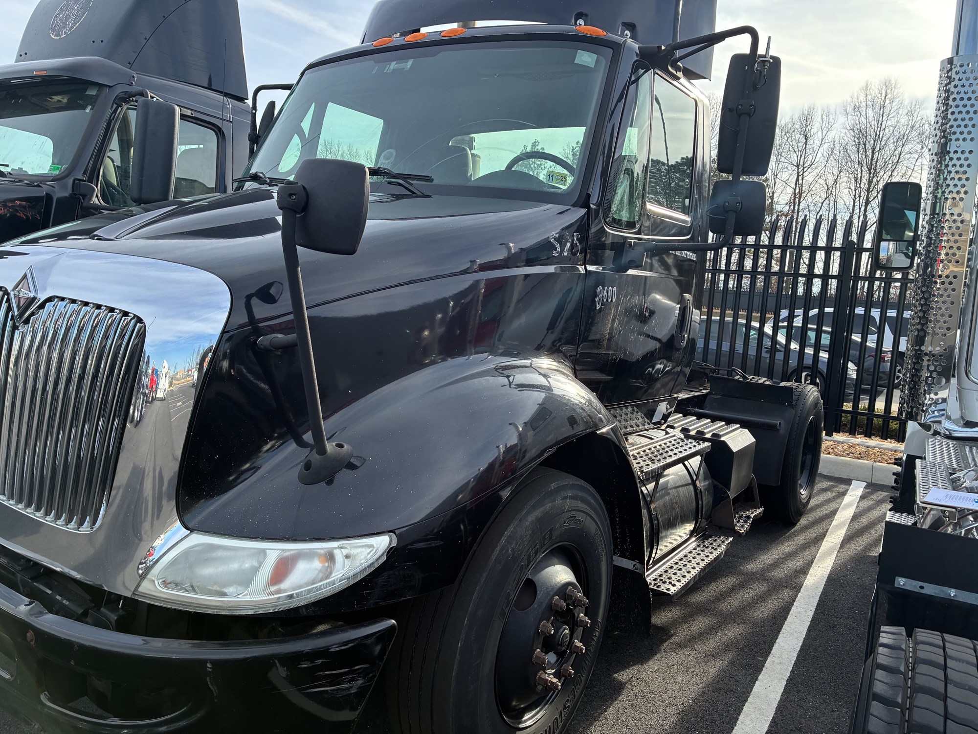 2007 International 8600 - image 1 of 6