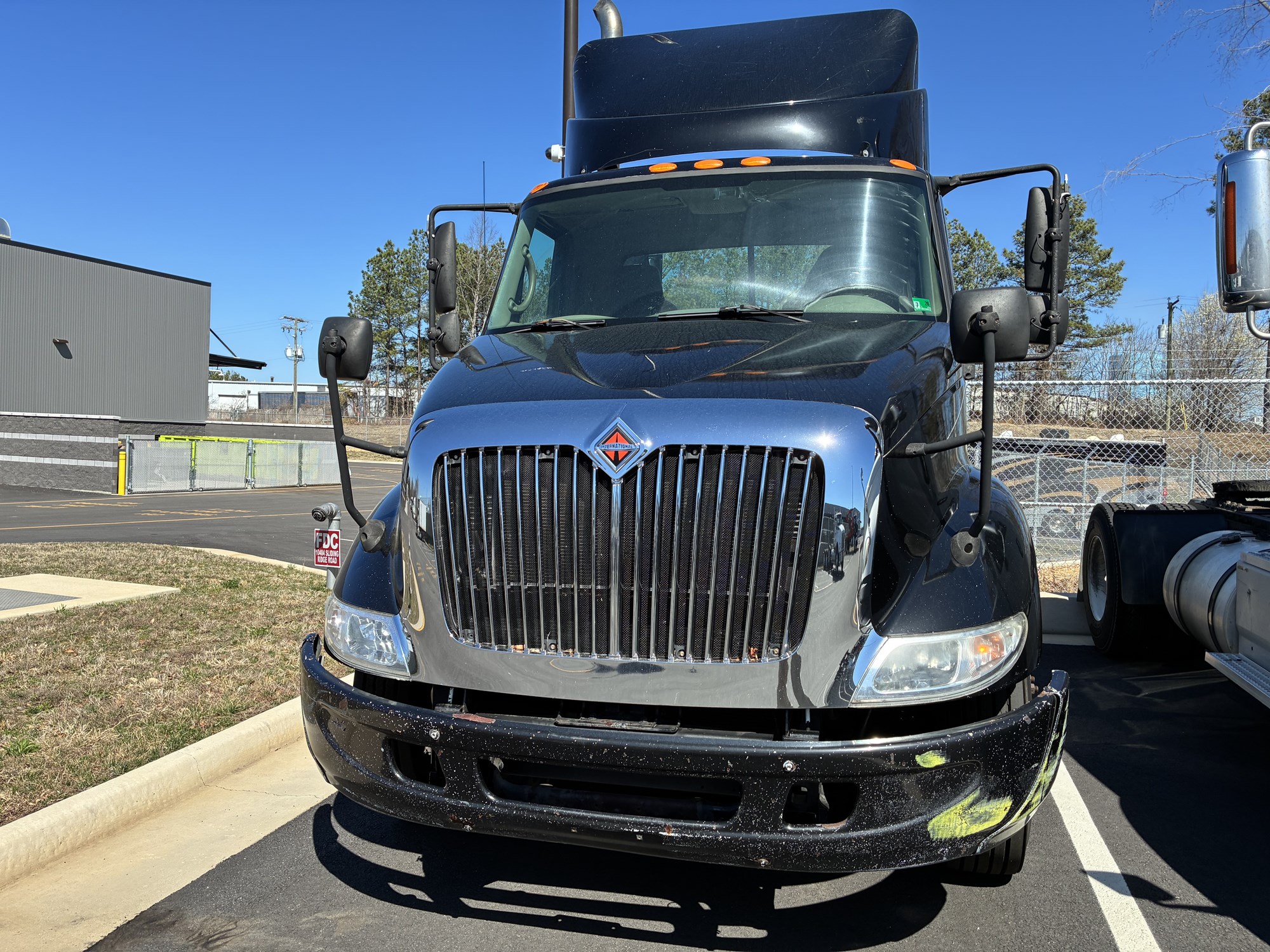 2009 International 8600 - image 2 of 6