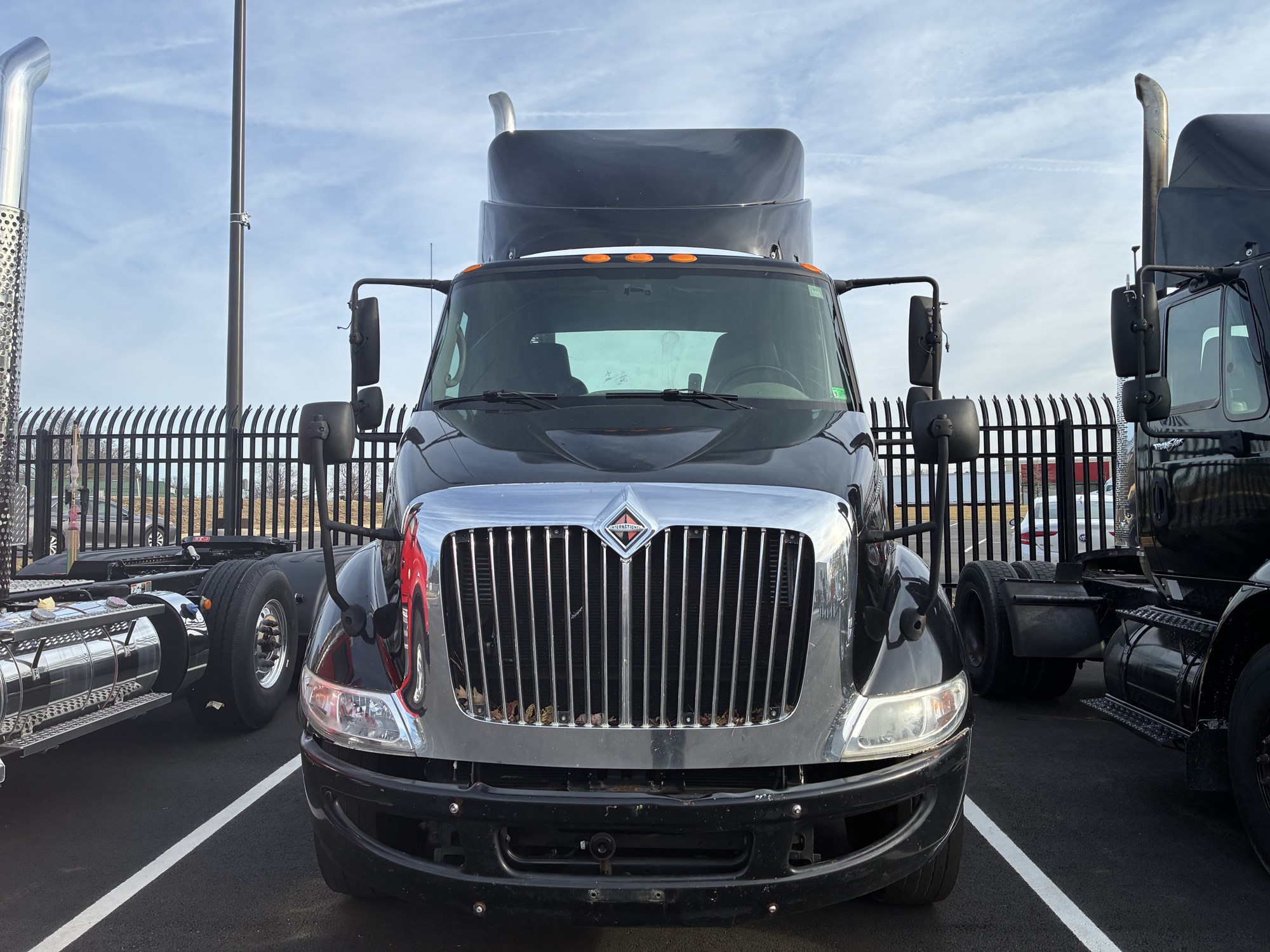 2009 International 8600 2009 International 8600 - image 2 of 6