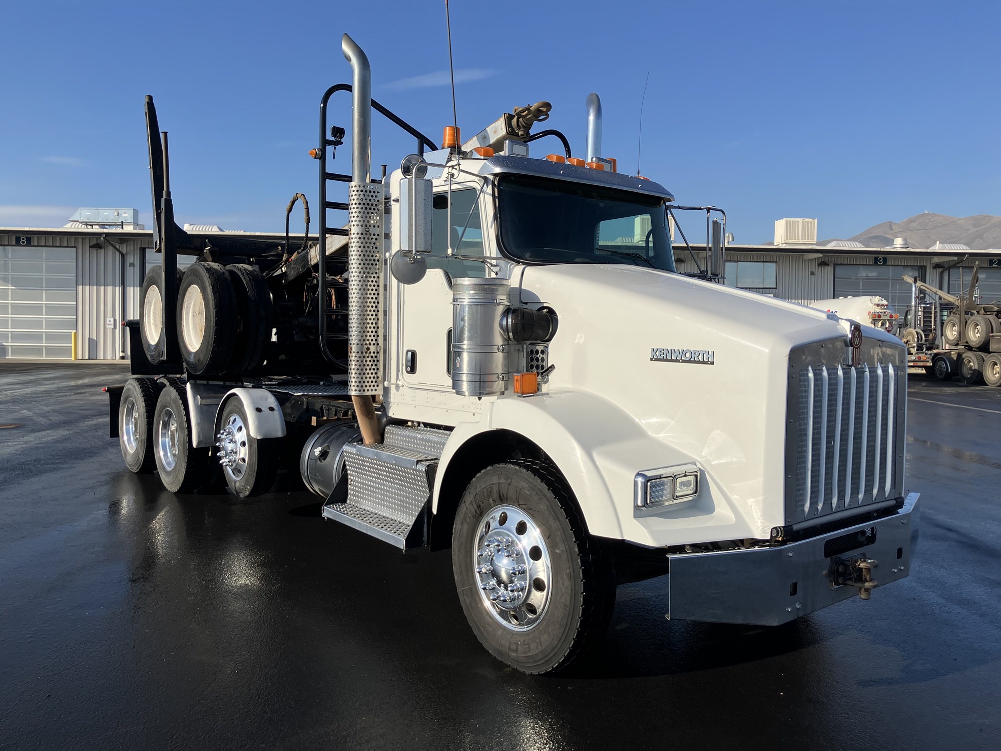 2011 Kenworth T800 - image 2 of 6