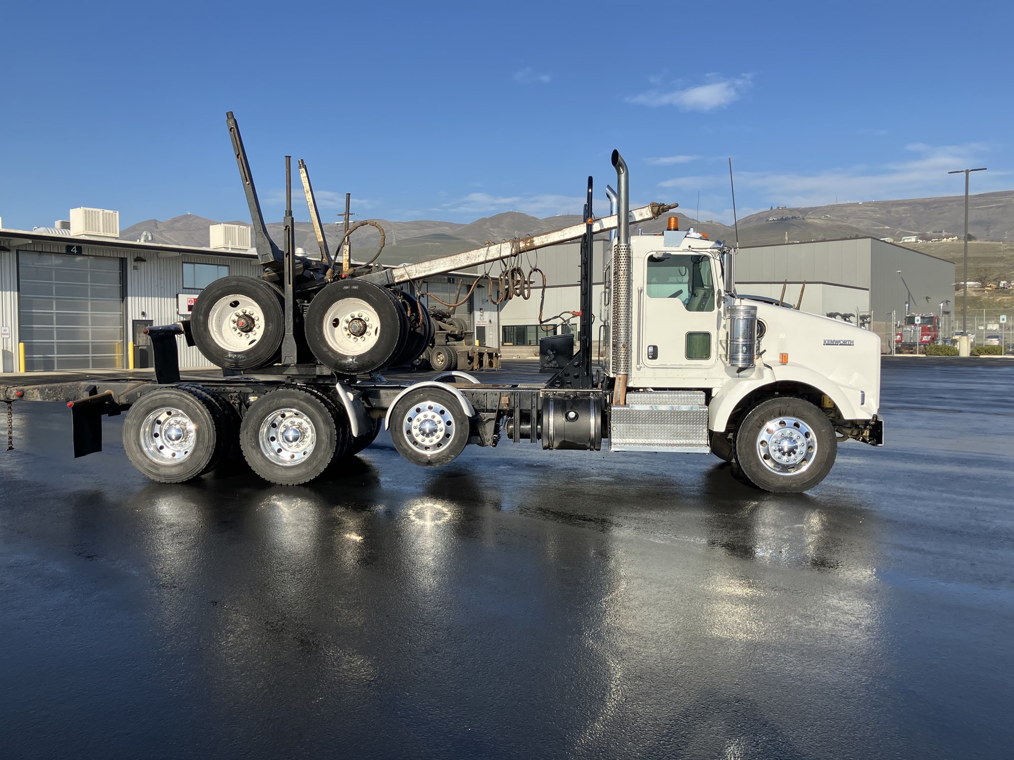 2011 Kenworth T800 - image 3 of 6