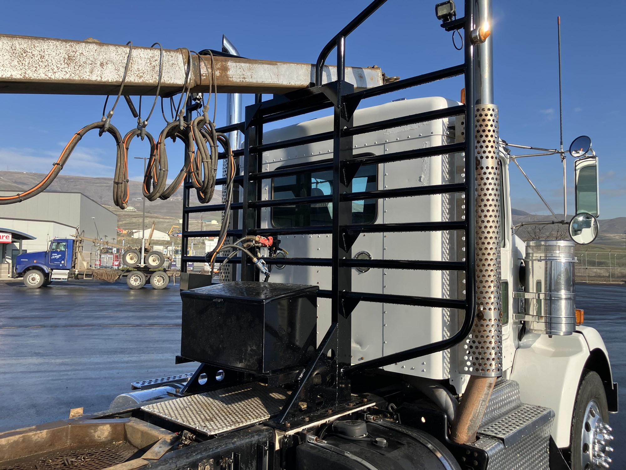 2011 Kenworth T800 - image 4 of 6