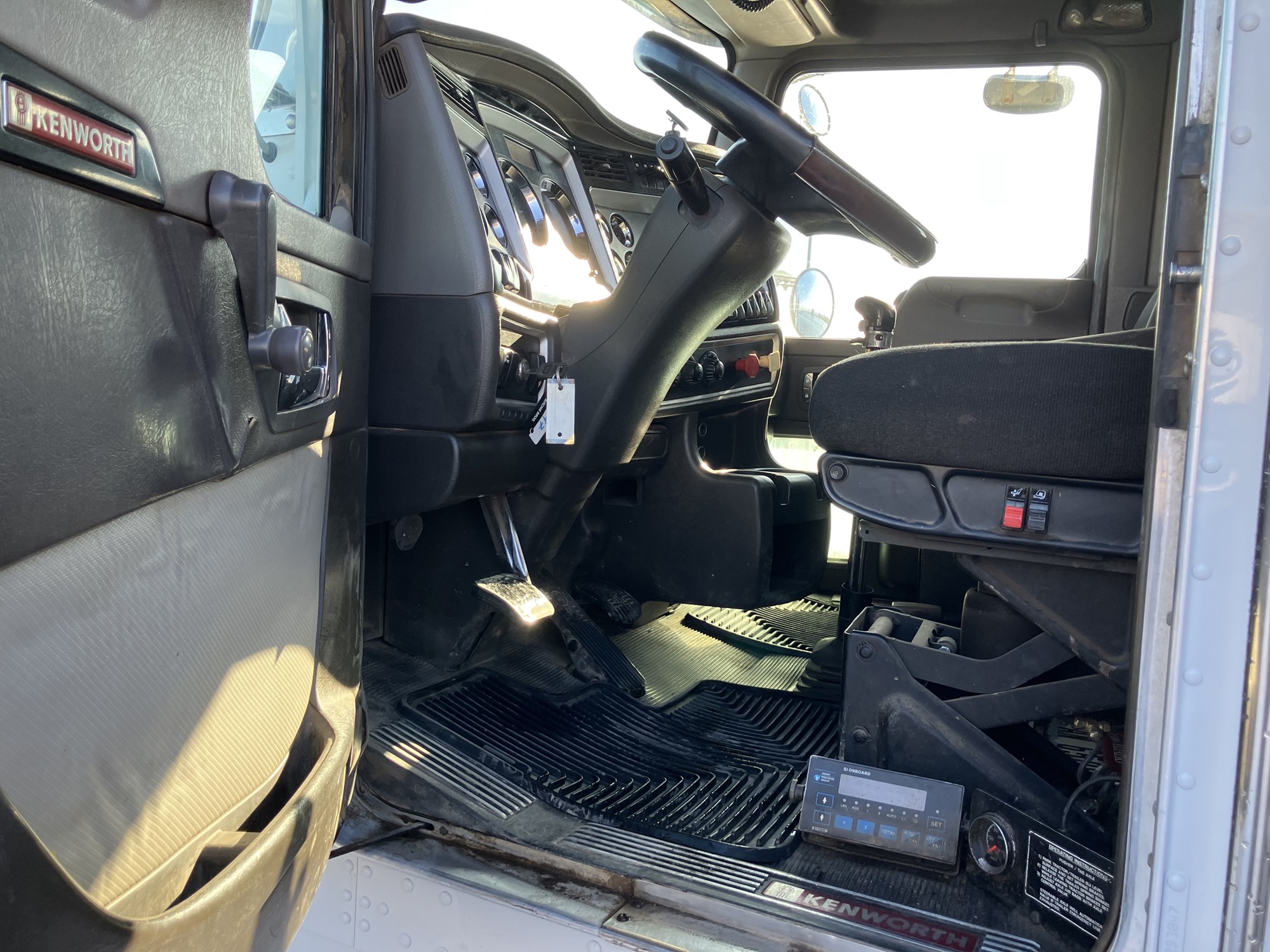 2011 Kenworth T800 - image 6 of 6