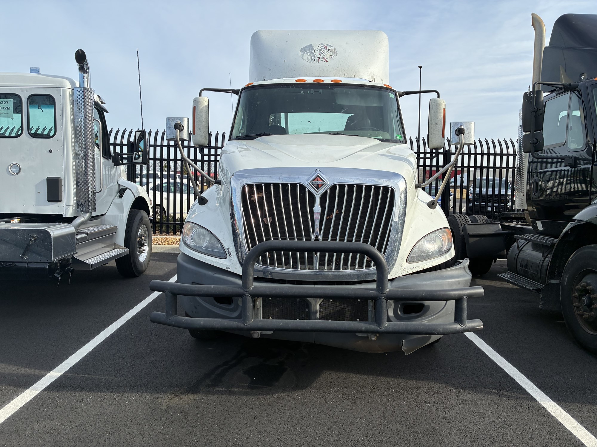 2011 International Prostar Premium 6X4 2011 International Prostar Premium 6X4 - image 2 of 6