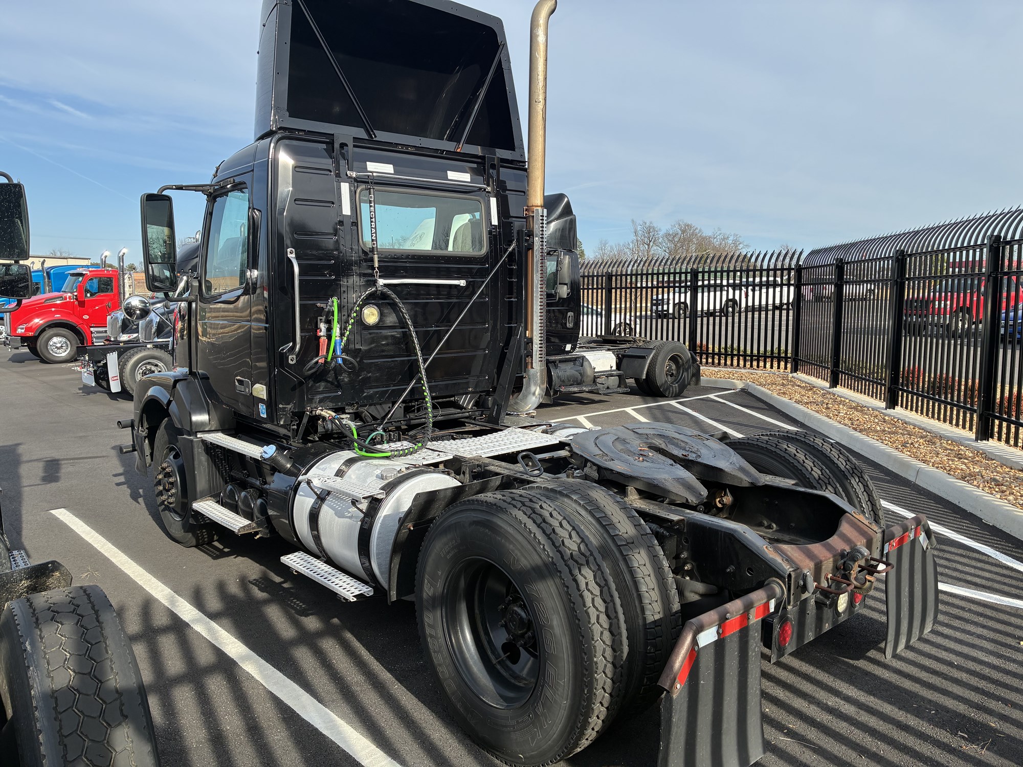 2012 Volvo VNL 2012 Volvo VNL - image 4 of 6