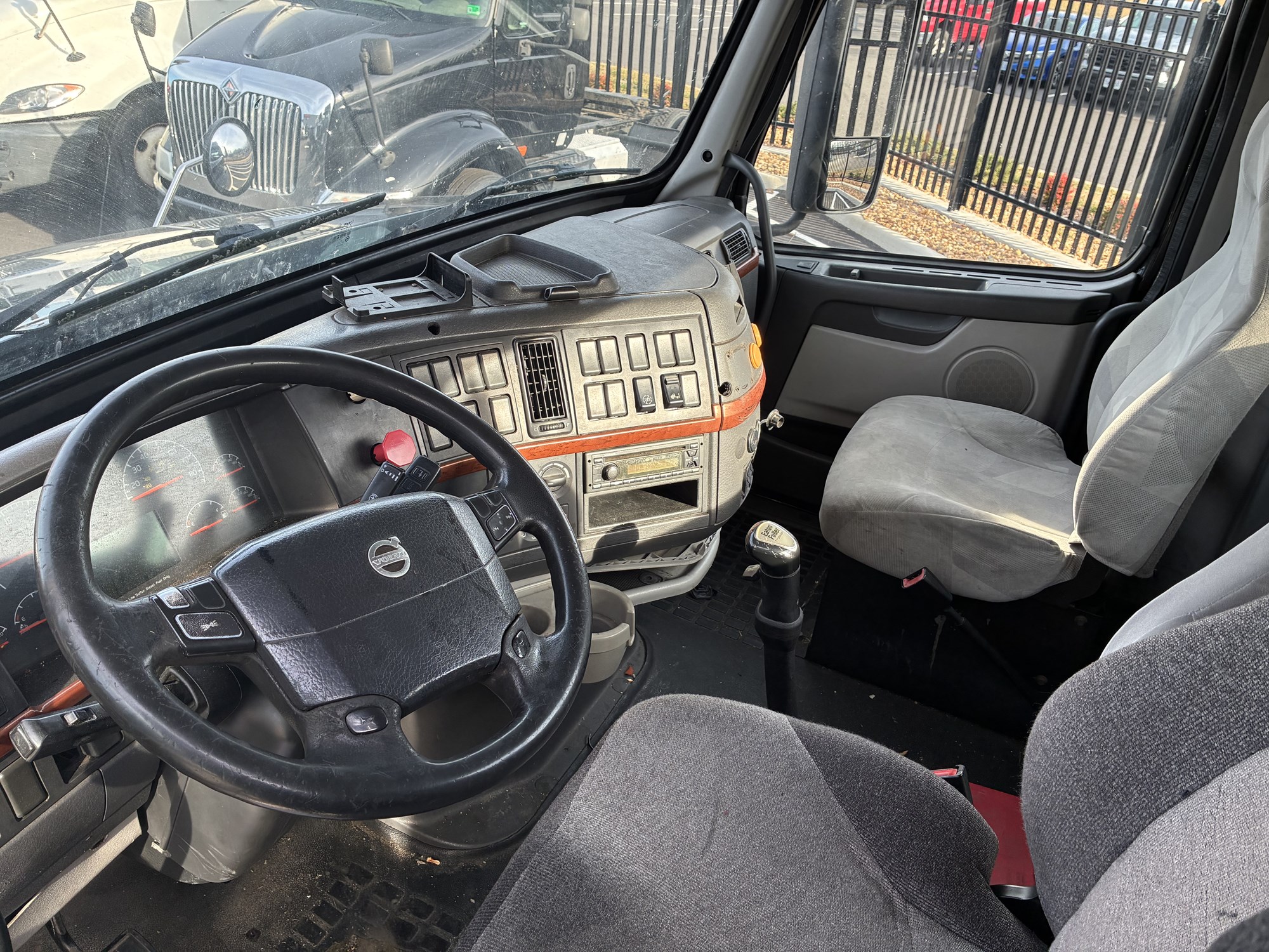 2012 Volvo VNL 2012 Volvo VNL - image 5 of 6